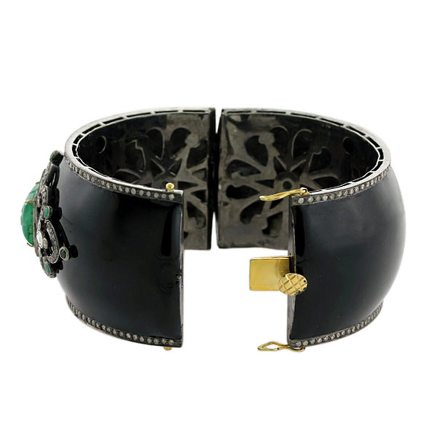 Contemporain Bracelet jonc ancien sculpté d'émeraudes avec diamants 14,7 carats en vente