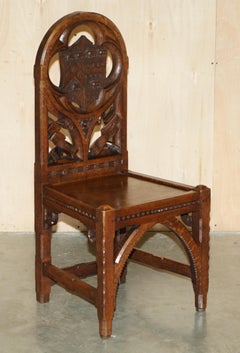 ANTIQUE CARVED ENGLISH OAK SIDE HALL CHAIR WITH ARMORIAL CREST COAT OF ARMs