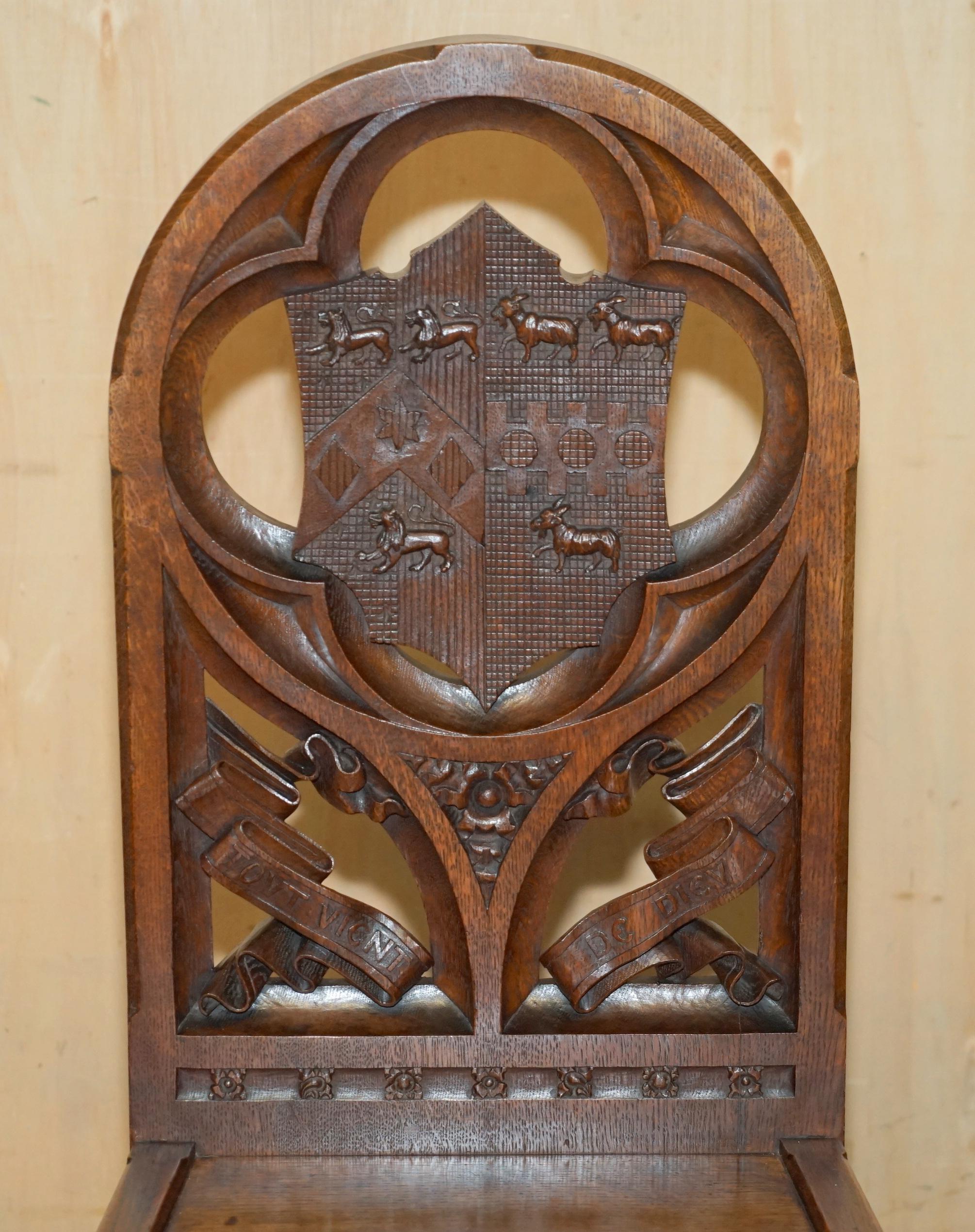 Inglese ANTICA SEDIA DA SALONE IN QUERCIA INGLESE CARVELLATA CON CUSTODIA ARMORIALE DI BRACCIOLI in vendita