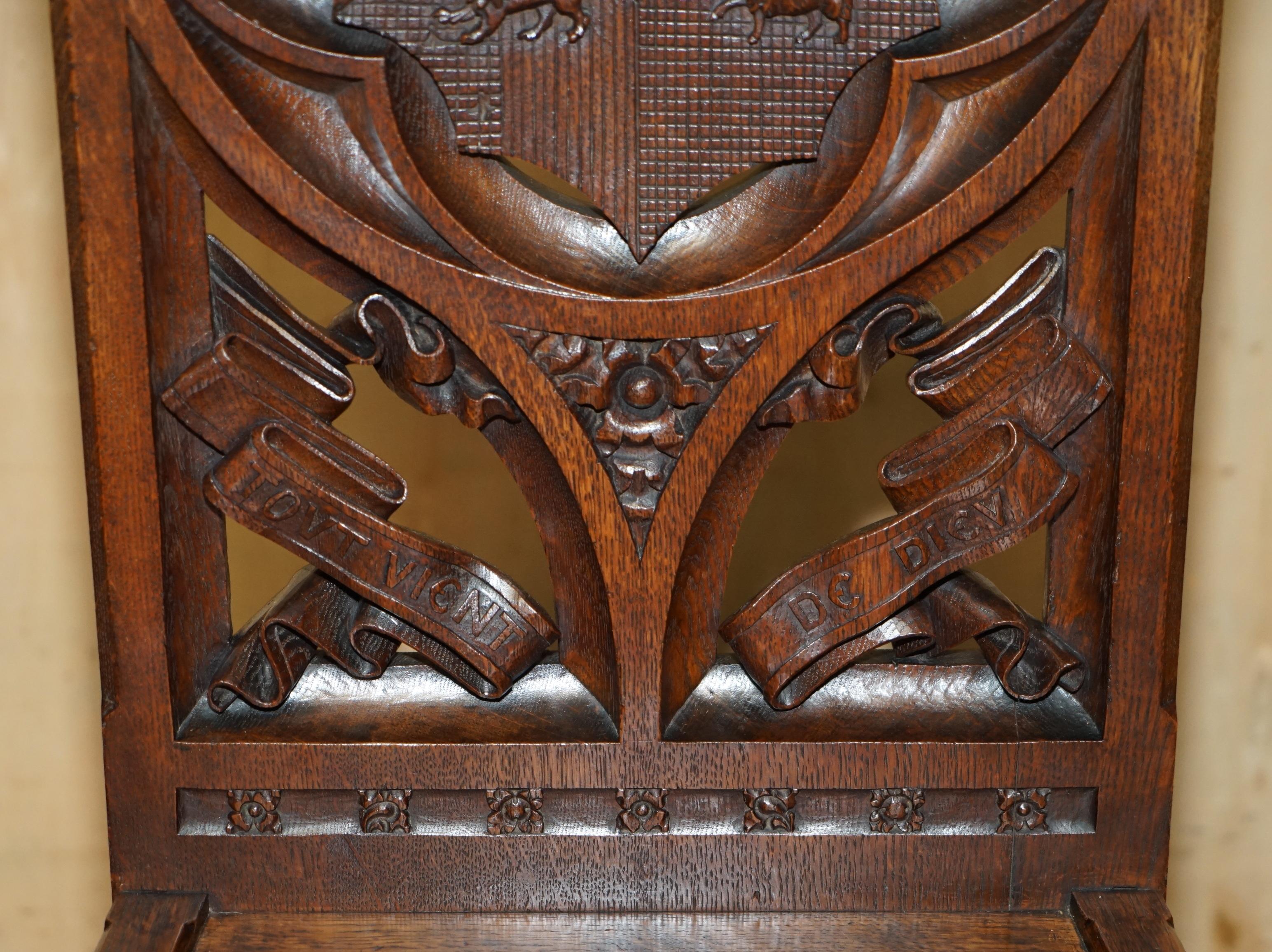 Fine XIX secolo ANTICA SEDIA DA SALONE IN QUERCIA INGLESE CARVELLATA CON CUSTODIA ARMORIALE DI BRACCIOLI in vendita
