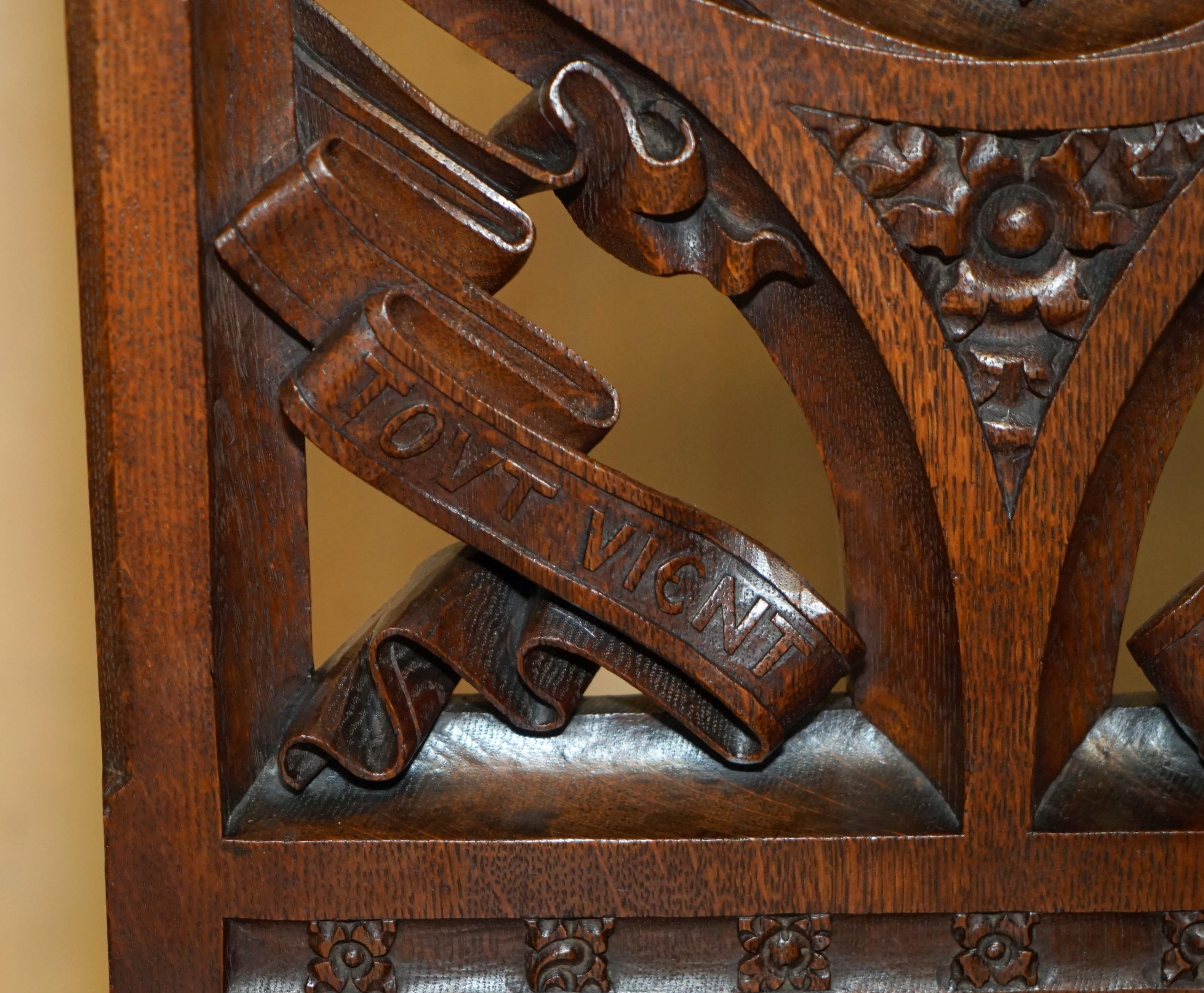 Quercia ANTICA SEDIA DA SALONE IN QUERCIA INGLESE CARVELLATA CON CUSTODIA ARMORIALE DI BRACCIOLI in vendita