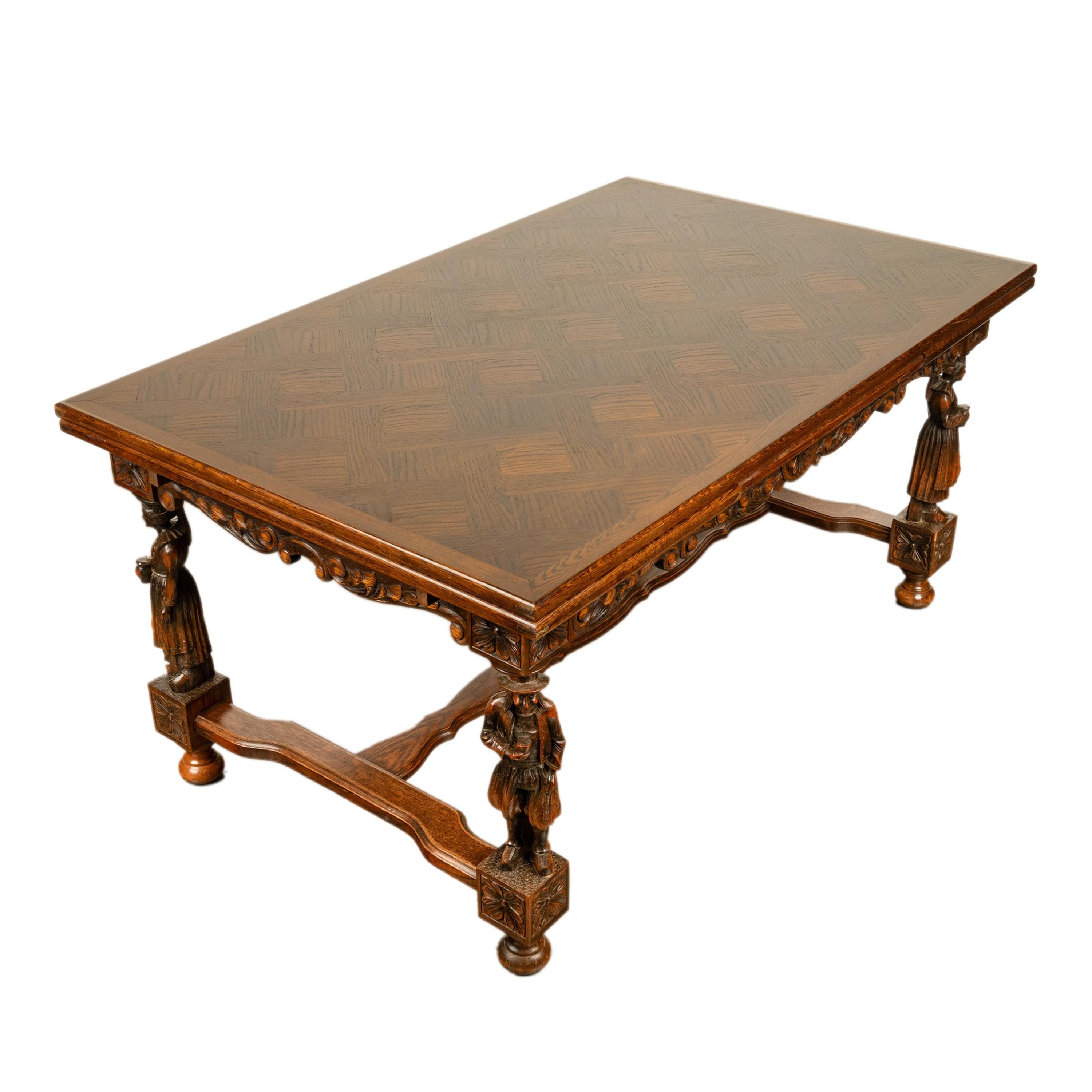 Muy buena mesa de comedor extensible bretona antigua tallada, Bretaña francesa, hacia 1900.
La mesa tiene una hoja extensible en cada extremo que se extiende hasta 101