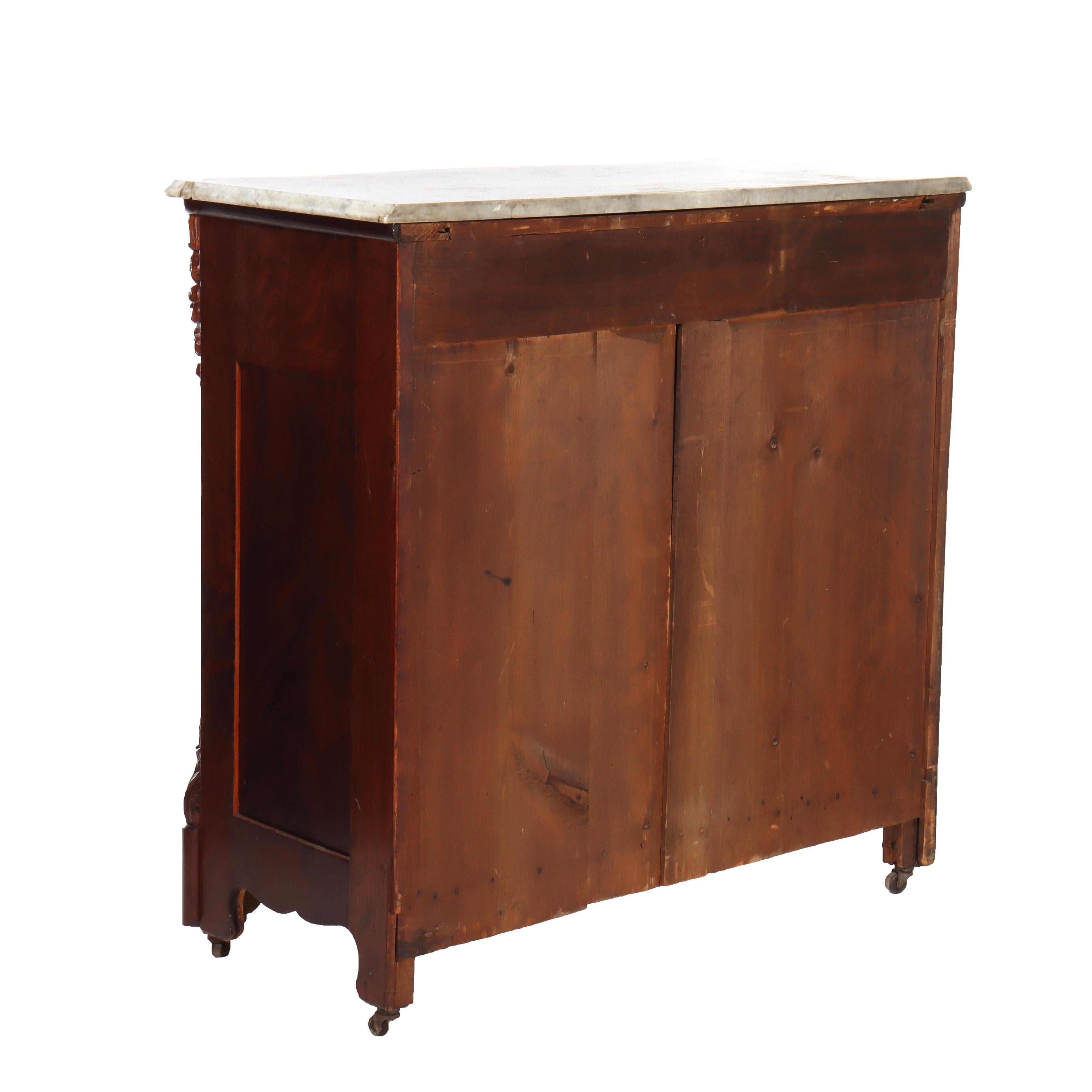 Ancienne commode à 4 tiroirs en acajou flammé serpentin avec dessus en marbre en vente 4