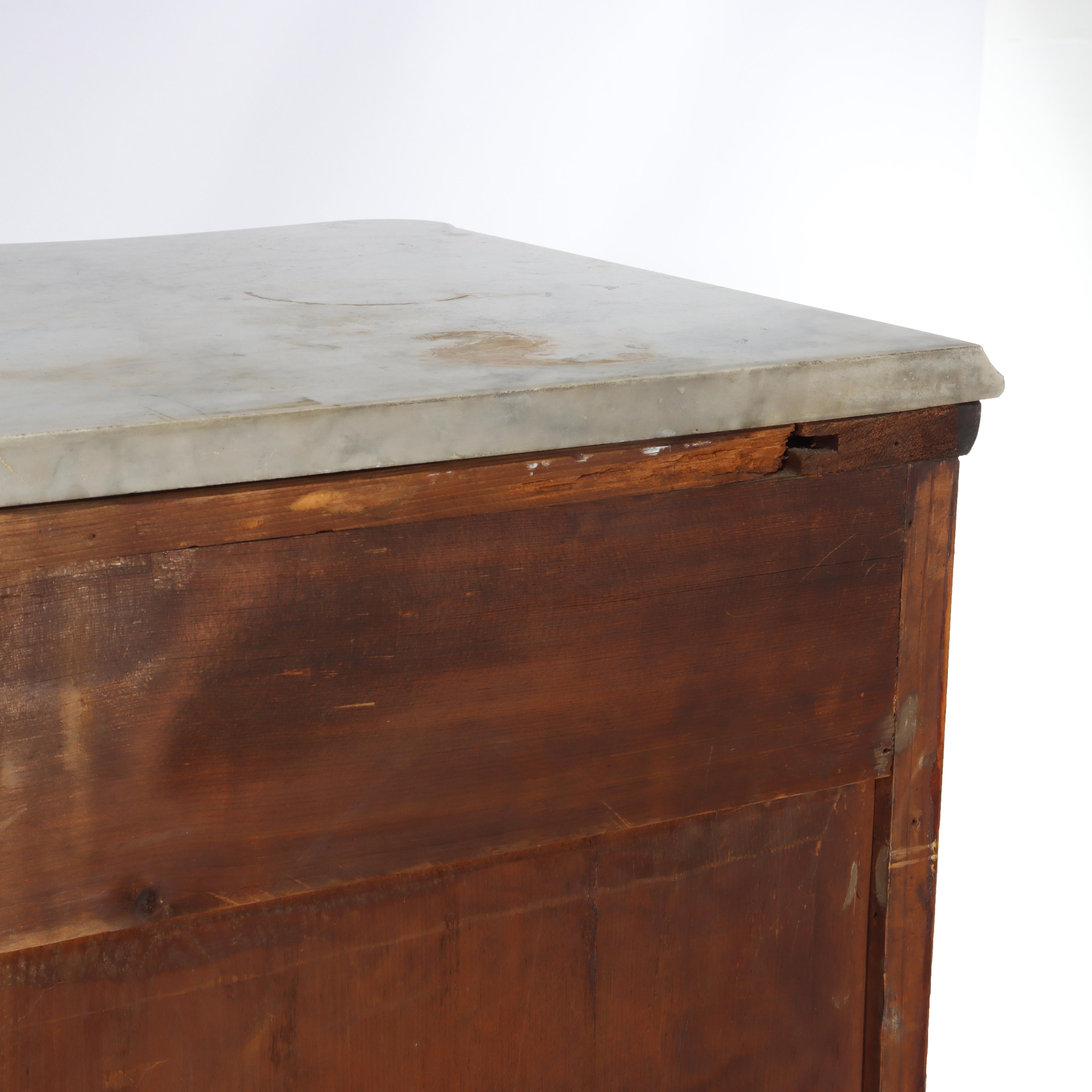 Ancienne commode à 4 tiroirs en acajou flammé serpentin avec dessus en marbre en vente 6