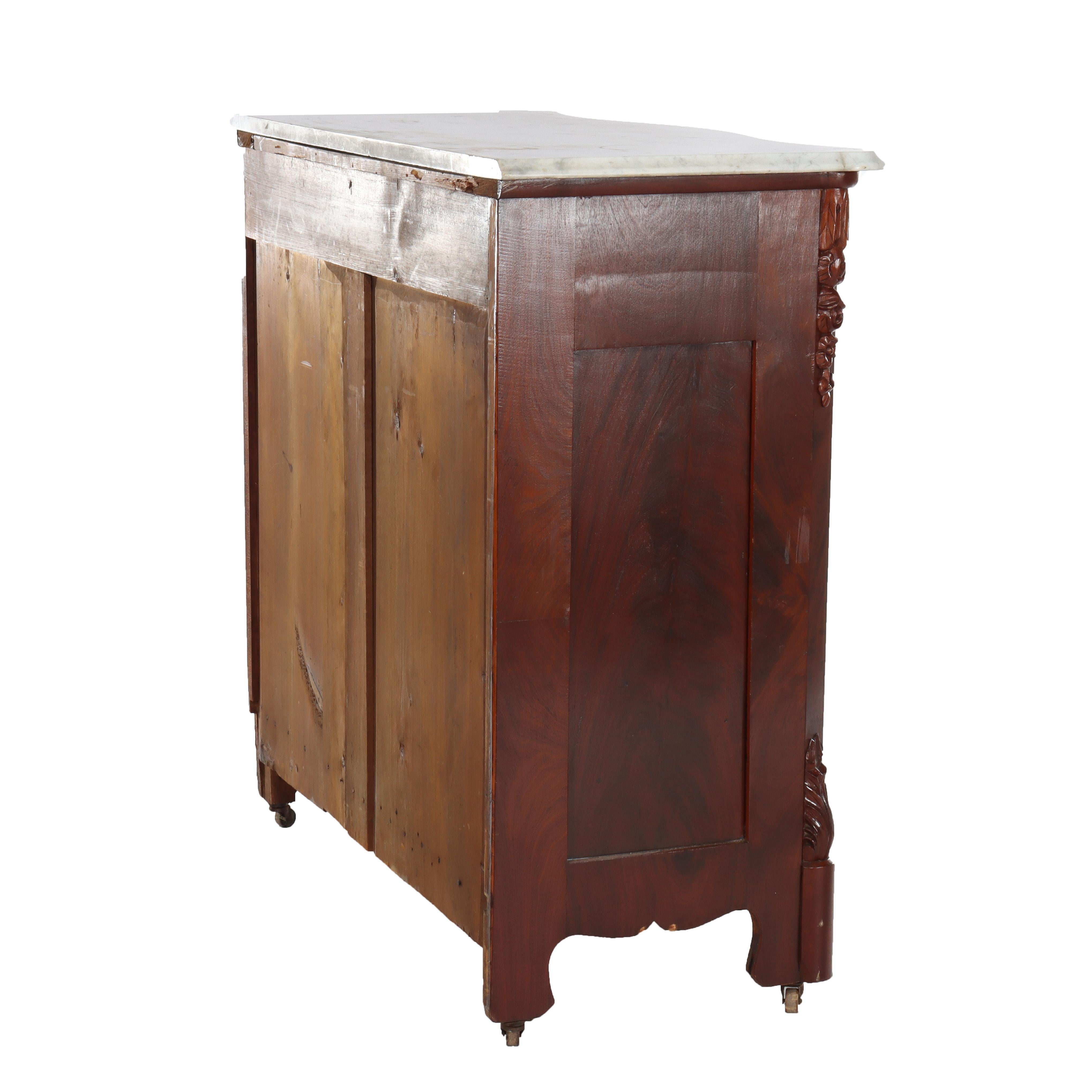 Ancienne commode à 4 tiroirs en acajou flammé serpentin avec dessus en marbre en vente 7