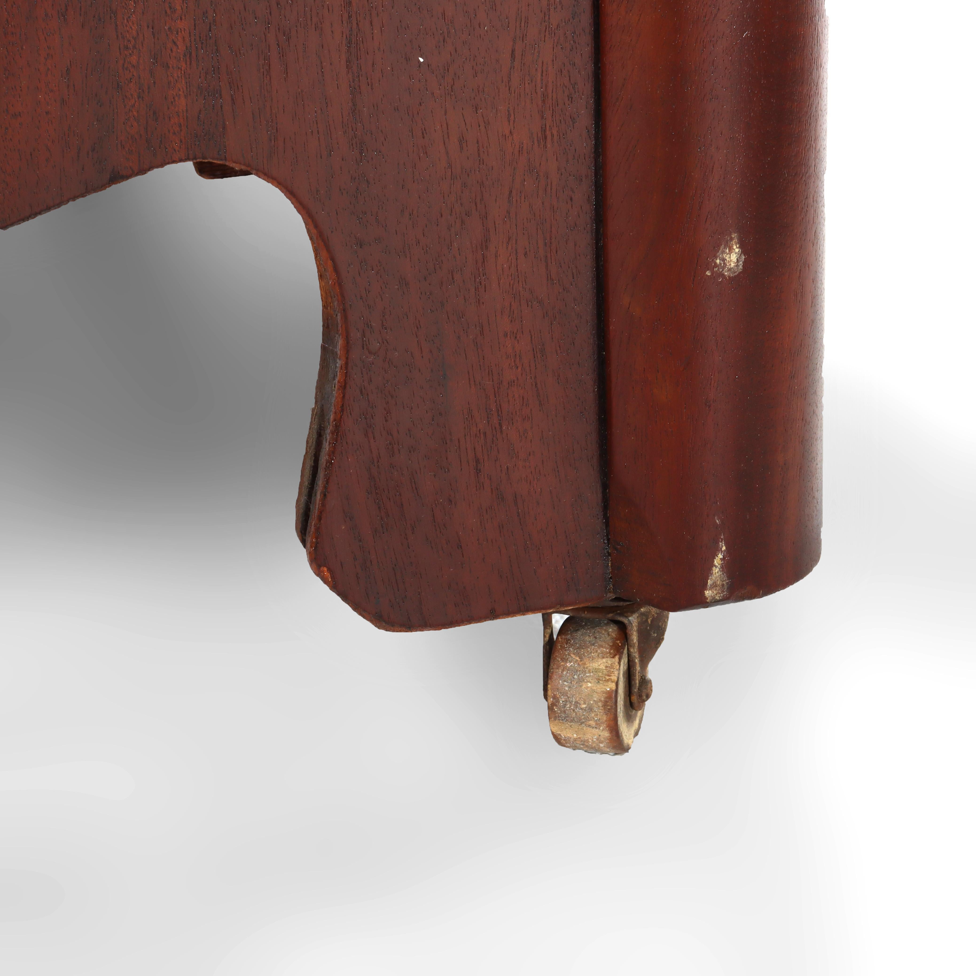 Ancienne commode à 4 tiroirs en acajou flammé serpentin avec dessus en marbre en vente 9