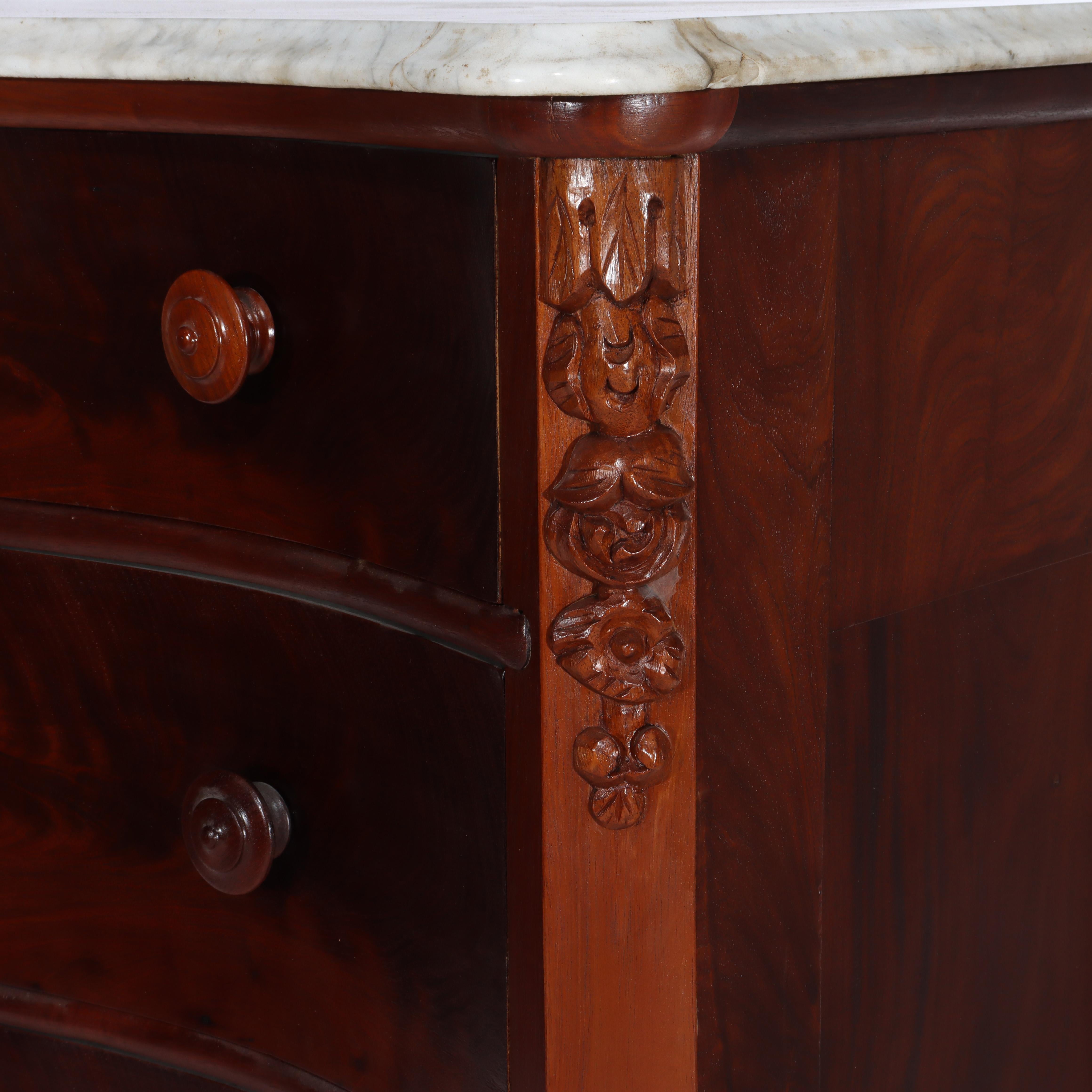 Victorien Ancienne commode à 4 tiroirs en acajou flammé serpentin avec dessus en marbre en vente