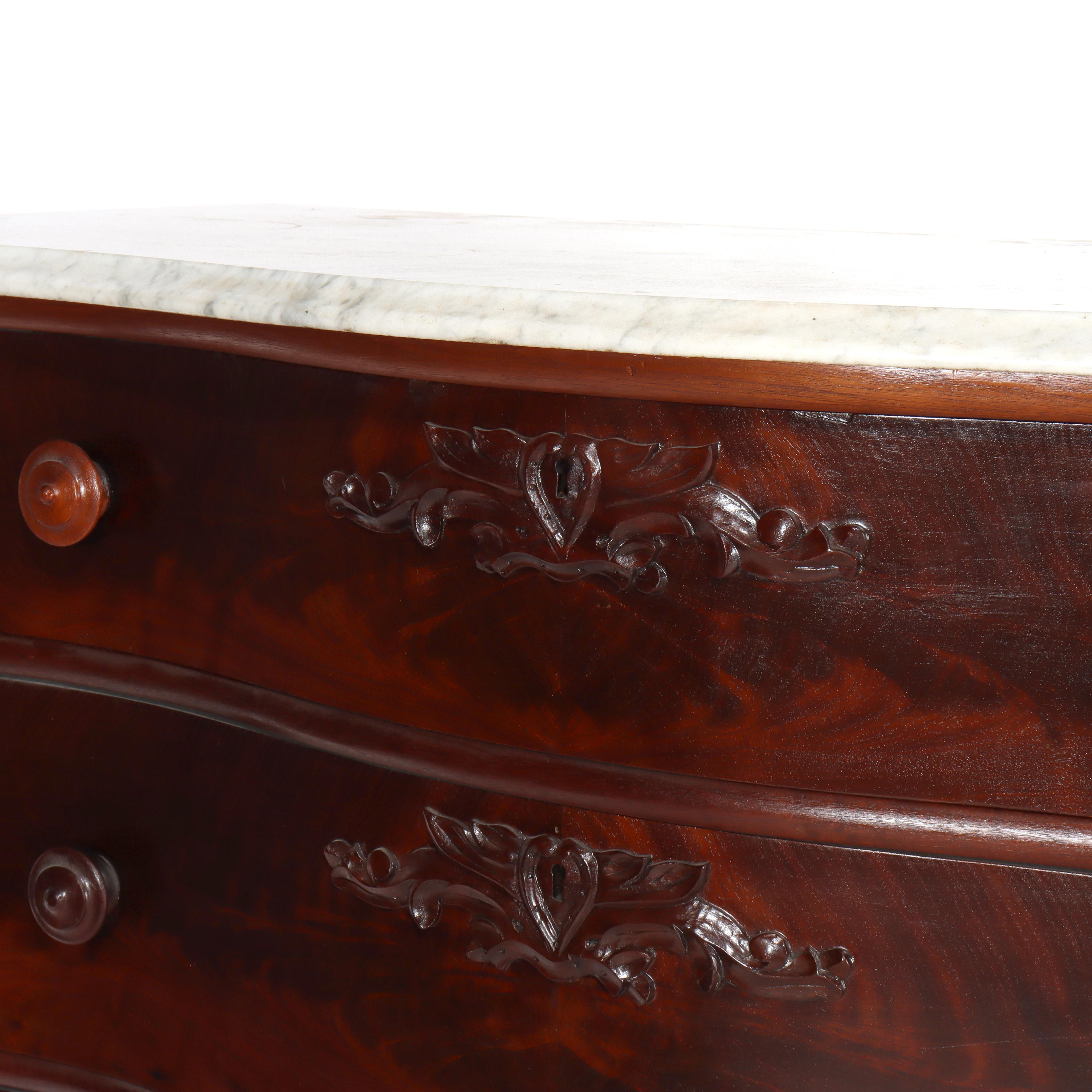 XIXe siècle Ancienne commode à 4 tiroirs en acajou flammé serpentin avec dessus en marbre en vente