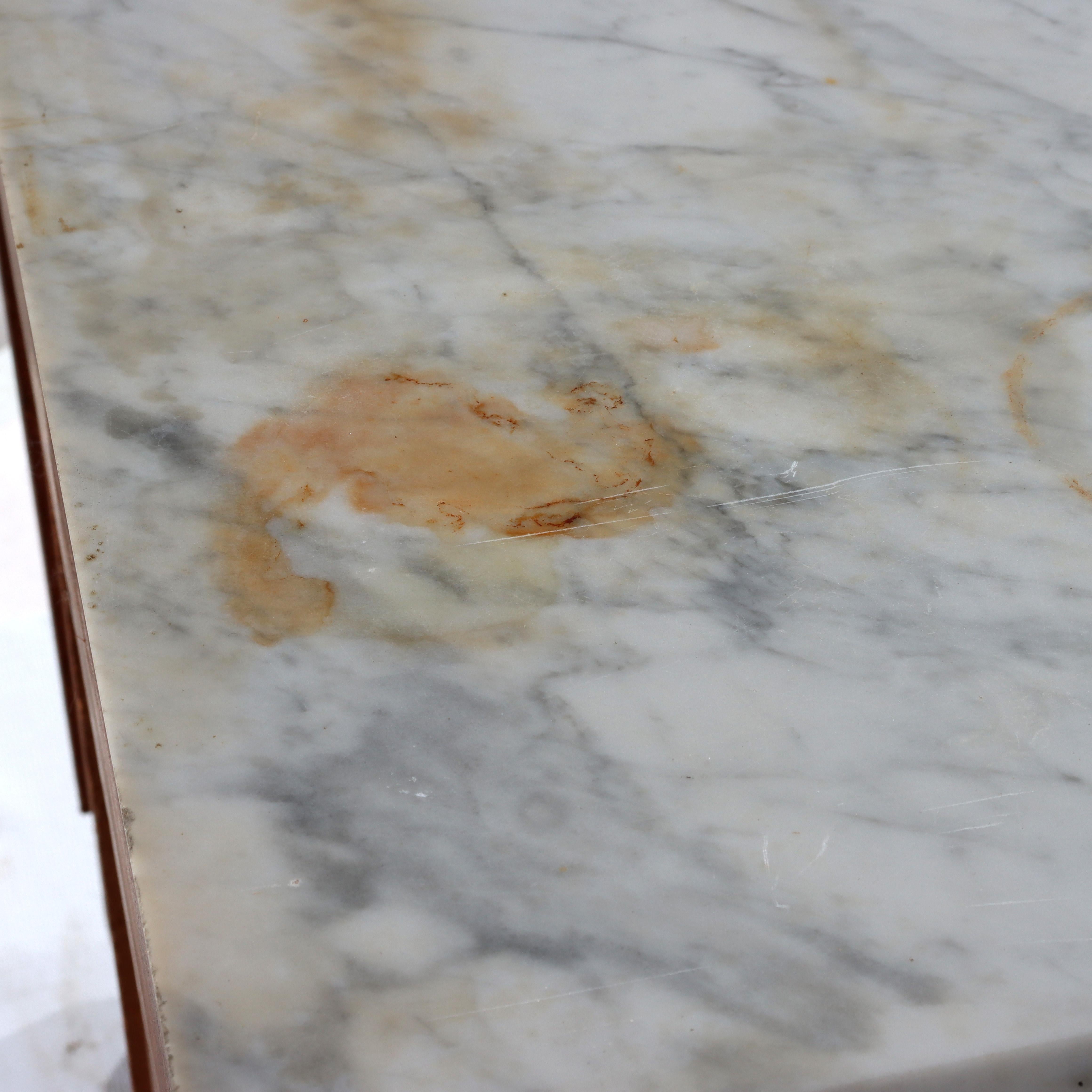 Noyer Ancienne commode à 4 tiroirs en acajou flammé serpentin avec dessus en marbre en vente