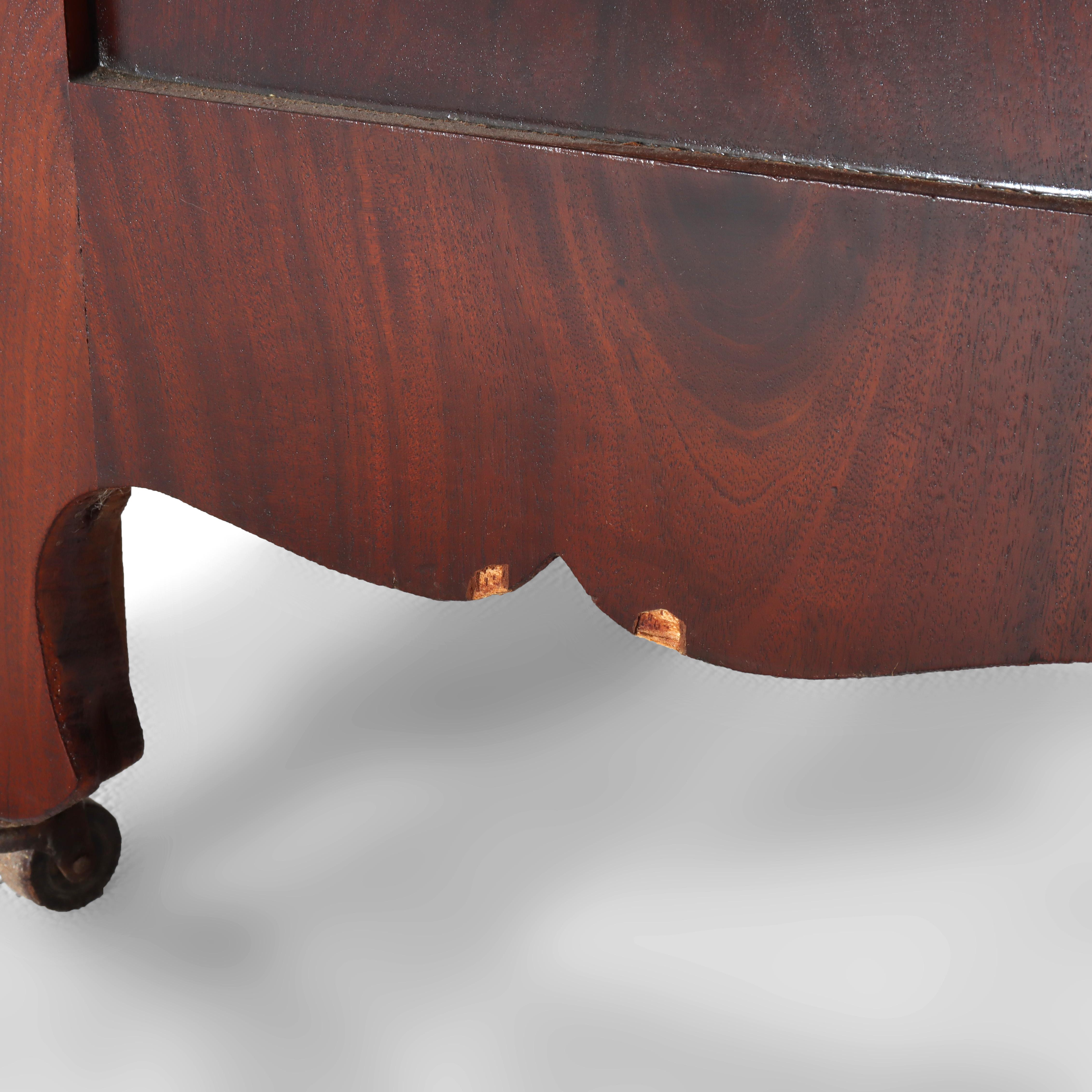 Ancienne commode à 4 tiroirs en acajou flammé serpentin avec dessus en marbre en vente 2