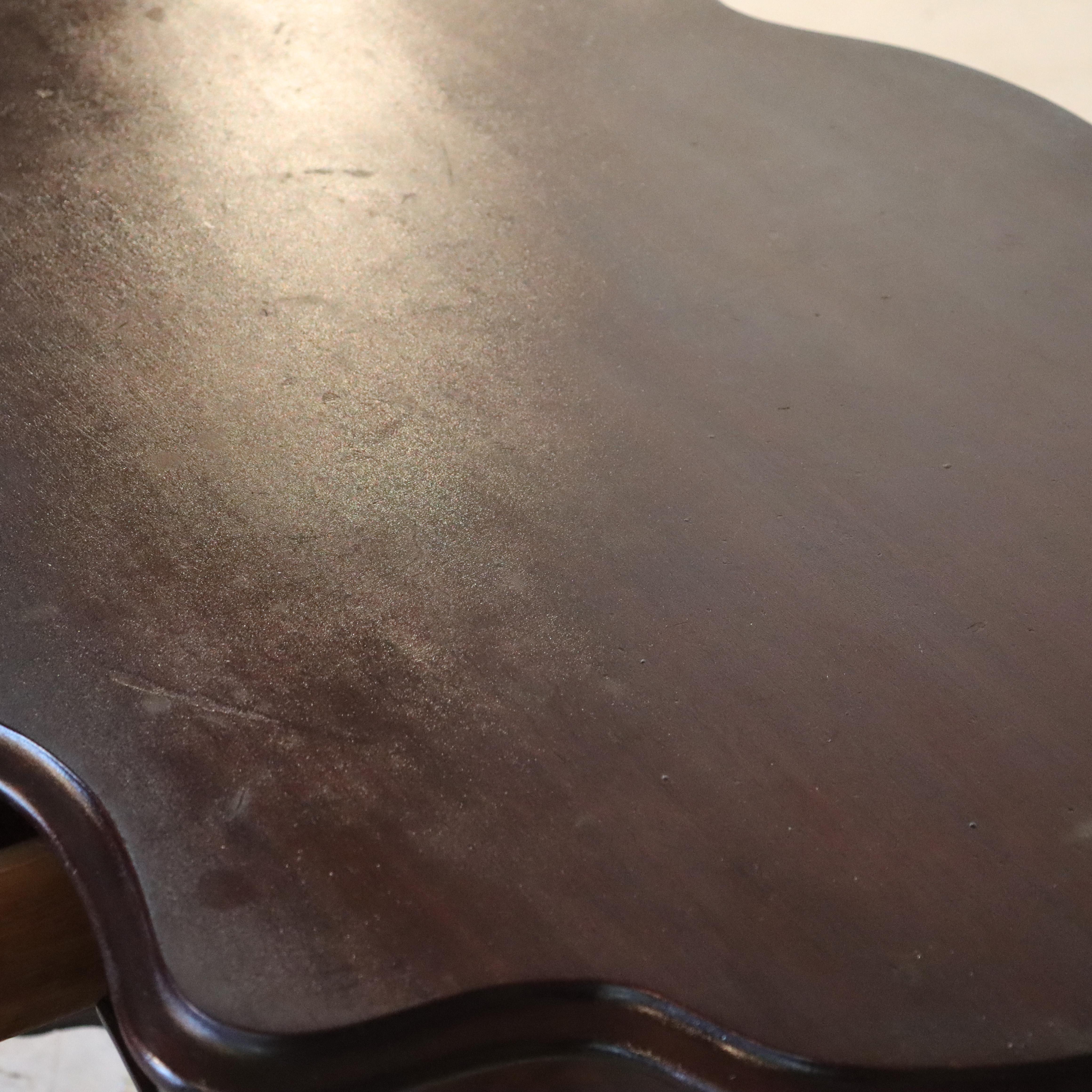 Mesa antigua de caoba tallada con tapa de tortuga C1880 en venta 4