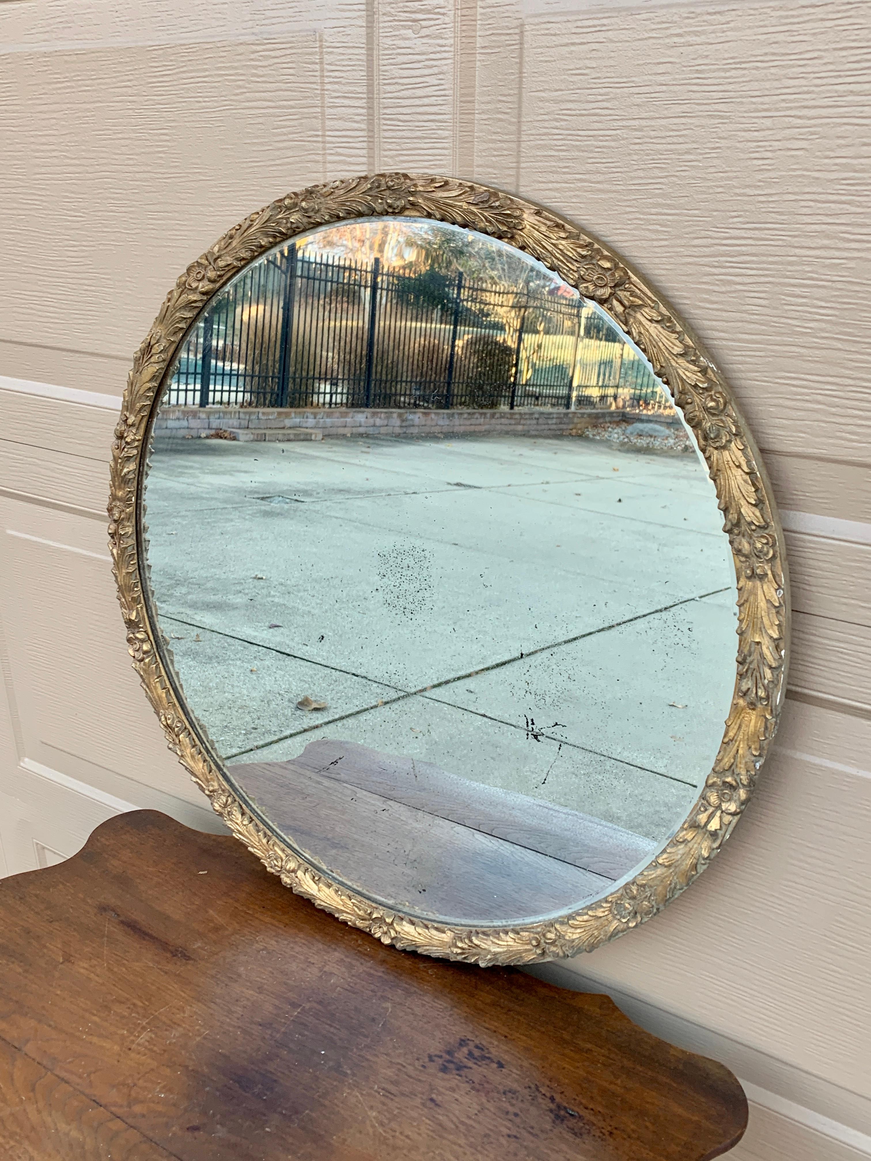 Ein prächtiger antiker Spiegel aus vergoldetem Holz im viktorianischen Stil mit geschnitztem Blattmotiv. 

USA, ca. 1940er Jahre

Maße: 26 