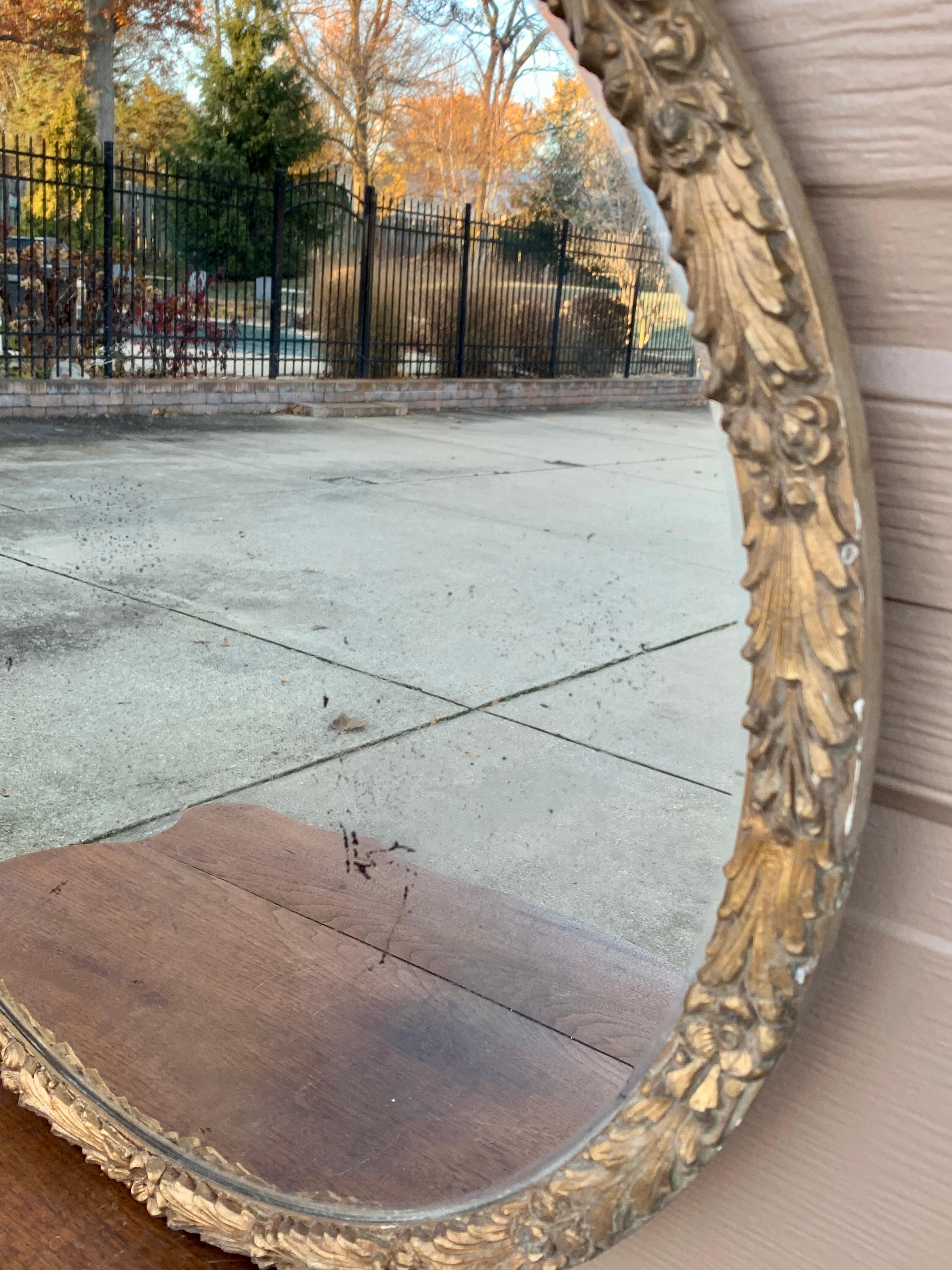 Antiker geschnitzter runder Spiegel aus Giltwood mit Blättern, CIRCA 1940er Jahre im Zustand „Gut“ im Angebot in Elkhart, IN