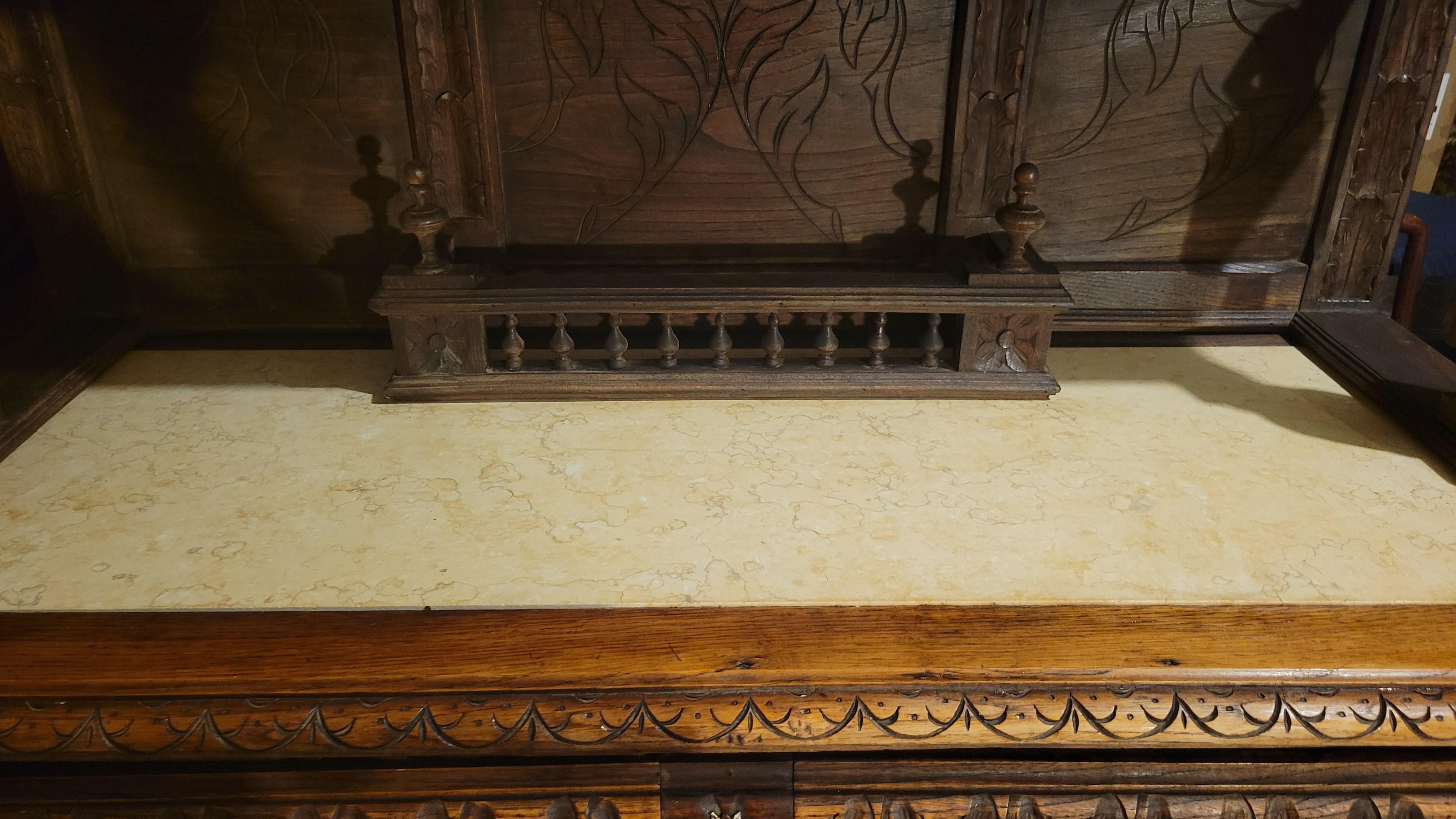 Francese Antico, 1830, convitto fiammingo intagliato a mano con piano in marmo - 2 pezzi in vendita