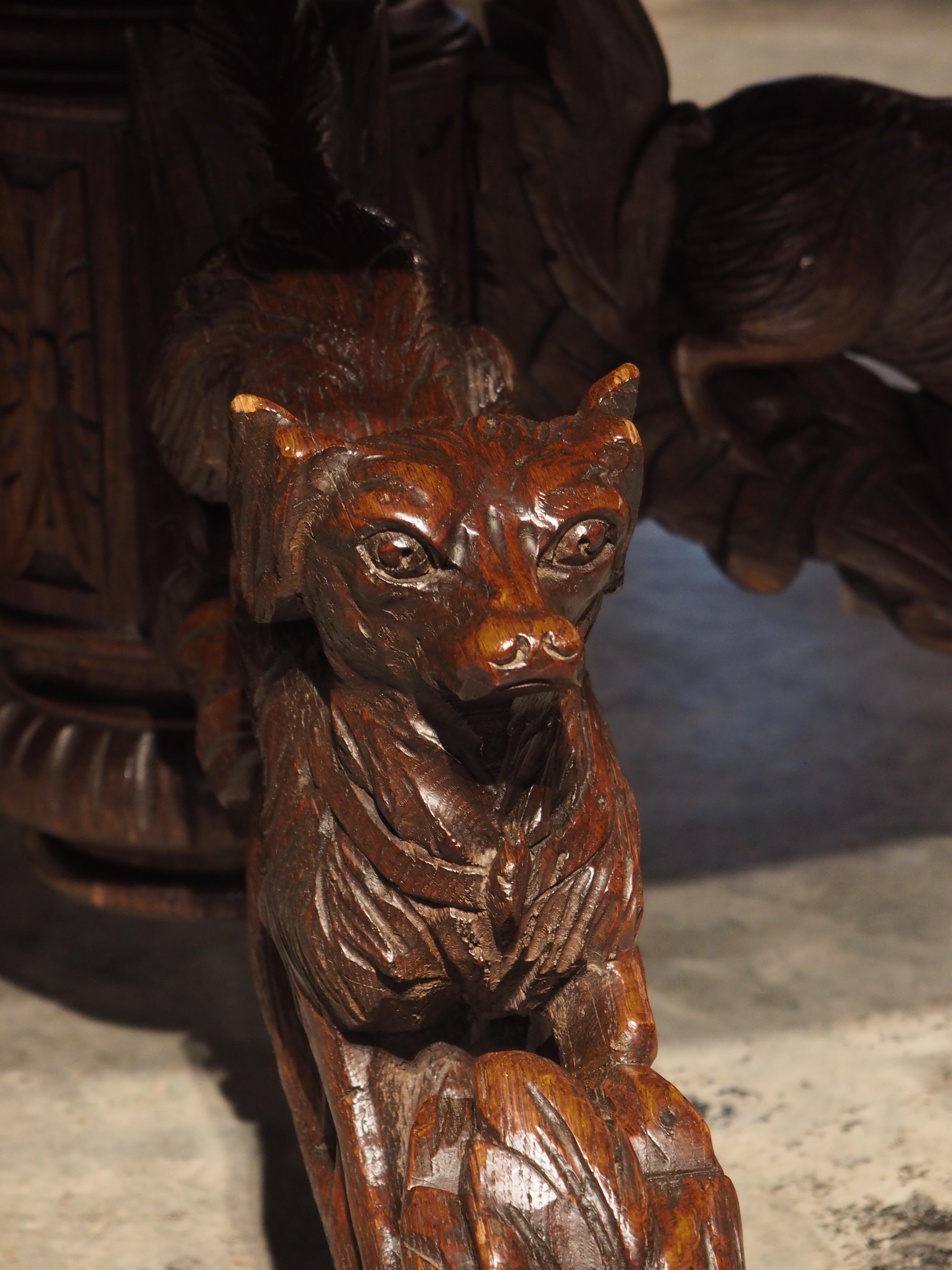 Ancienne table de chasse ovale en chêne français sculpté avec sanglier, chien, renard et cerf, vers 1890 en vente 5