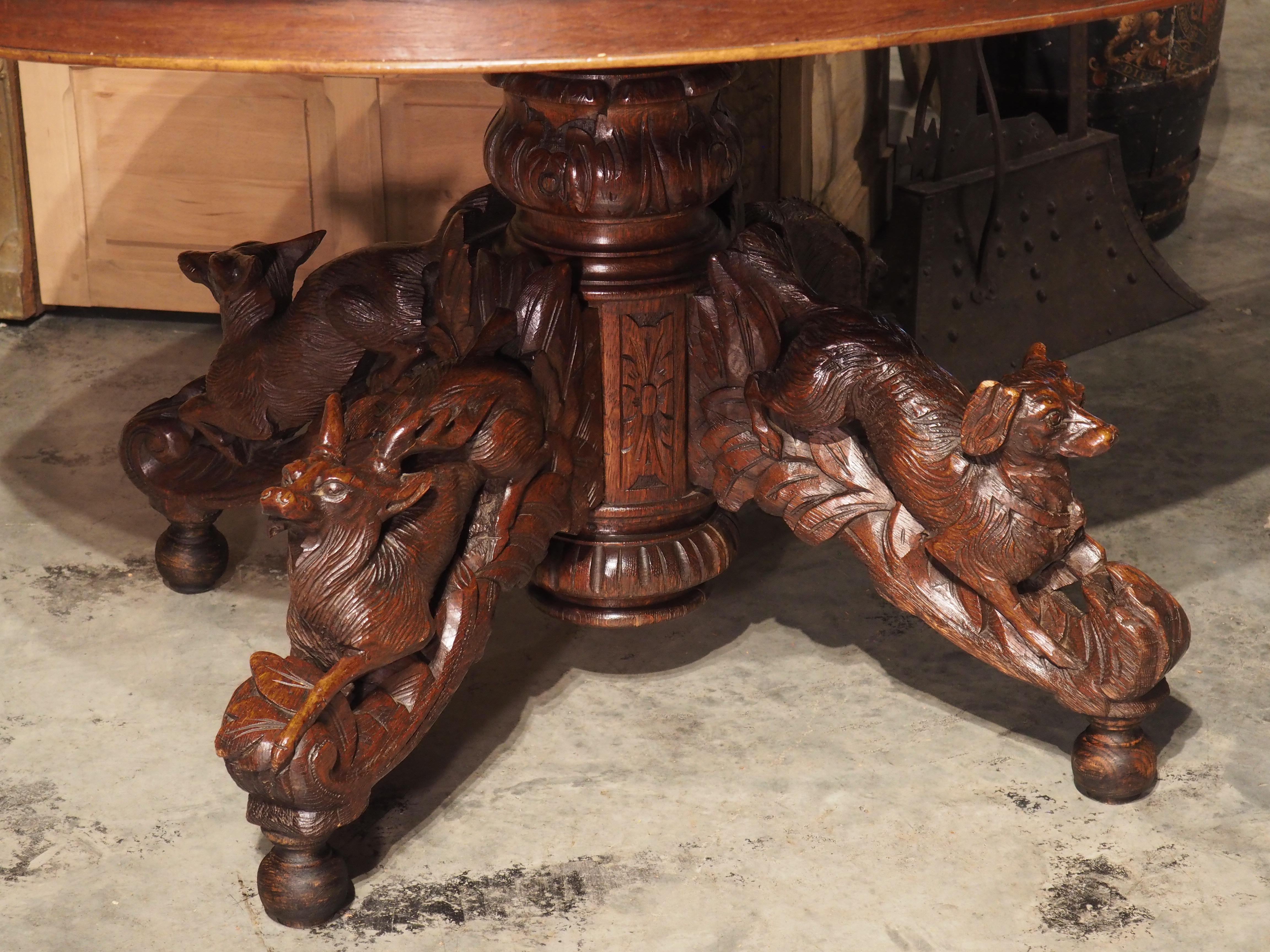 Ancienne table de chasse ovale en chêne français sculpté avec sanglier, chien, renard et cerf, vers 1890 en vente 10