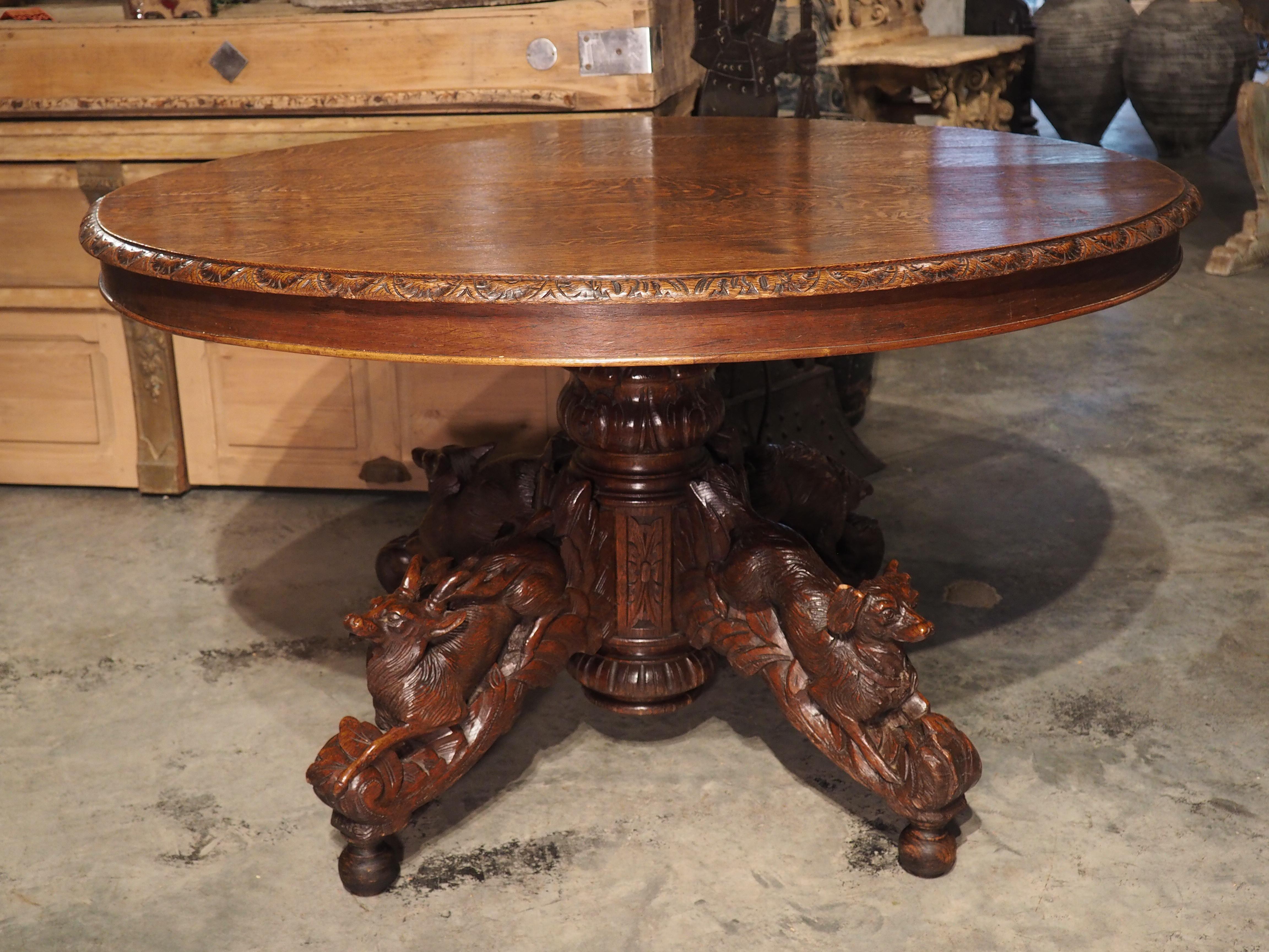 Ancienne table de chasse ovale en chêne français sculpté avec sanglier, chien, renard et cerf, vers 1890 en vente 11