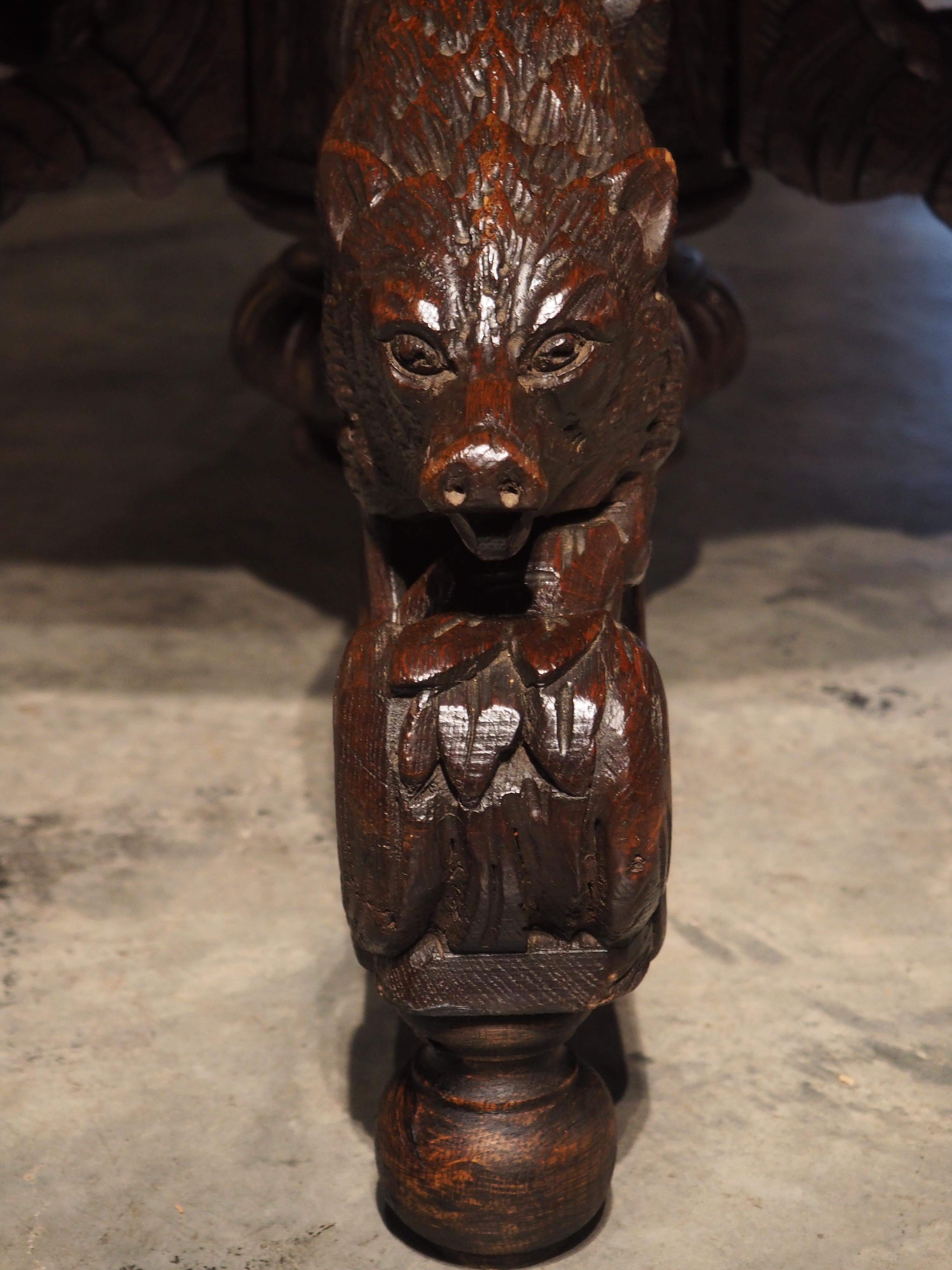 Sculpté à la main Ancienne table de chasse ovale en chêne français sculpté avec sanglier, chien, renard et cerf, vers 1890 en vente