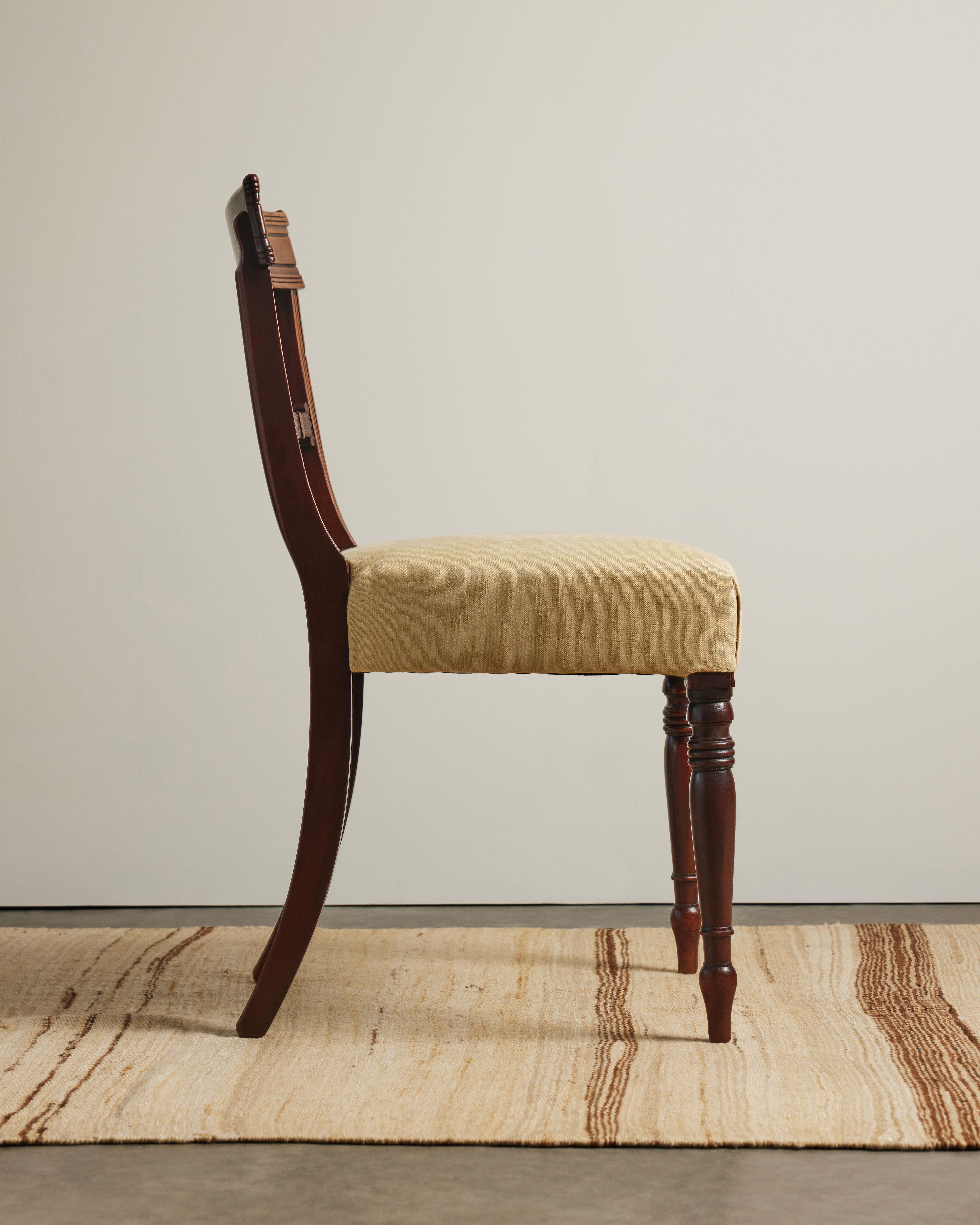 Silla inglesa antigua de madera de frutal tallada, S. XIX Regencia en venta