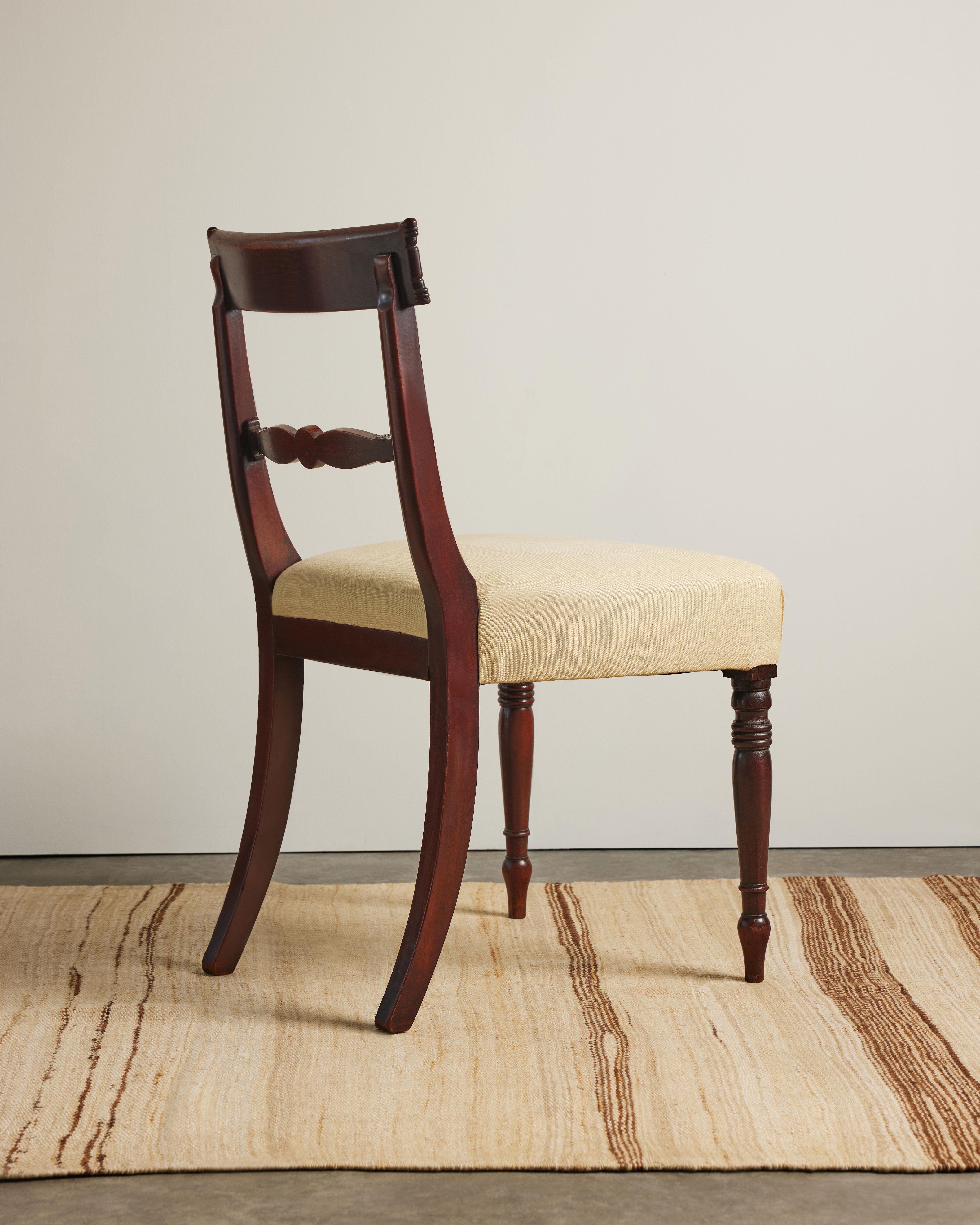 Silla inglesa antigua de madera de frutal tallada, S. XIX Inglés en venta