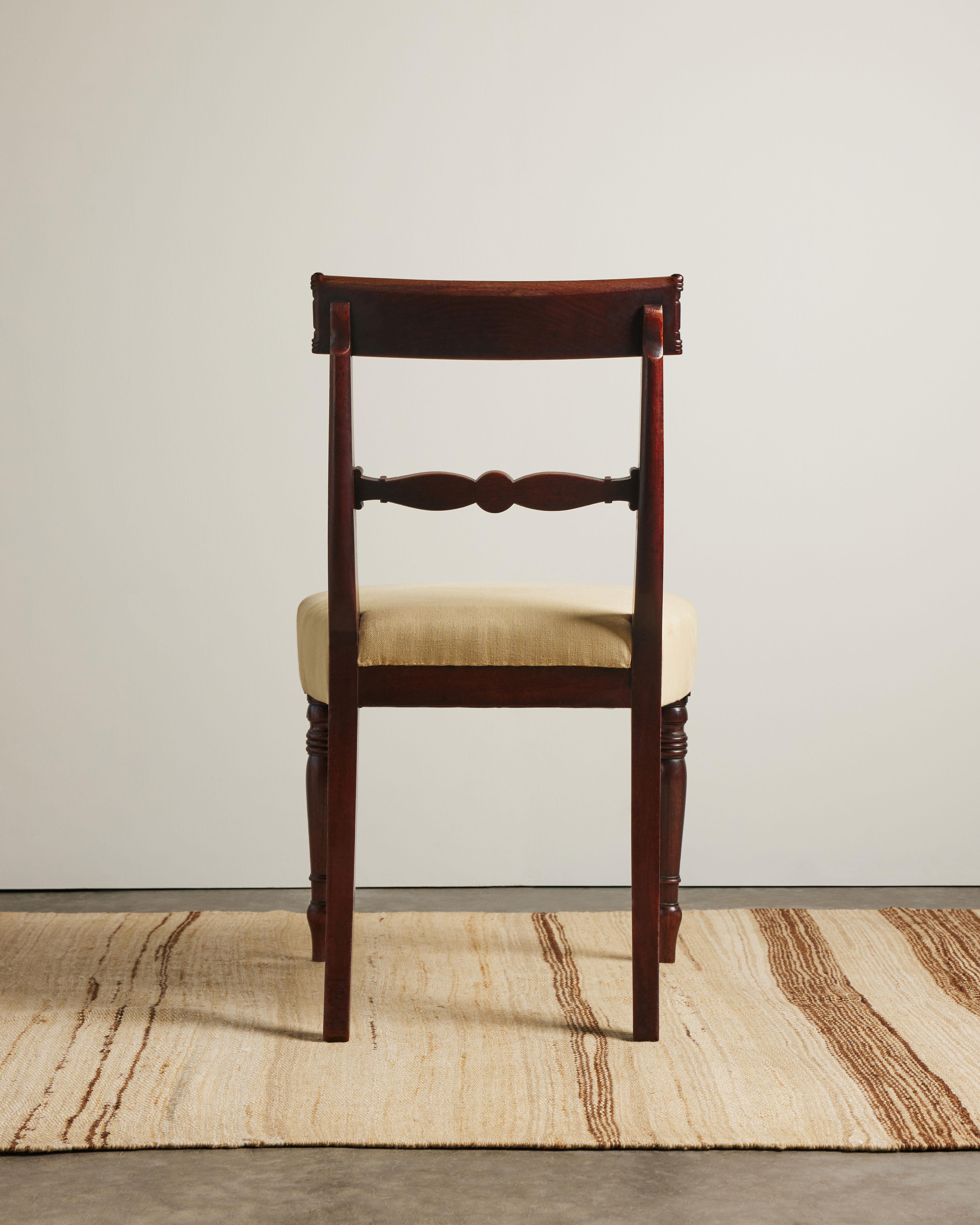 Silla inglesa antigua de madera de frutal tallada, S. XIX en Bueno estado para la venta en New York City, NY