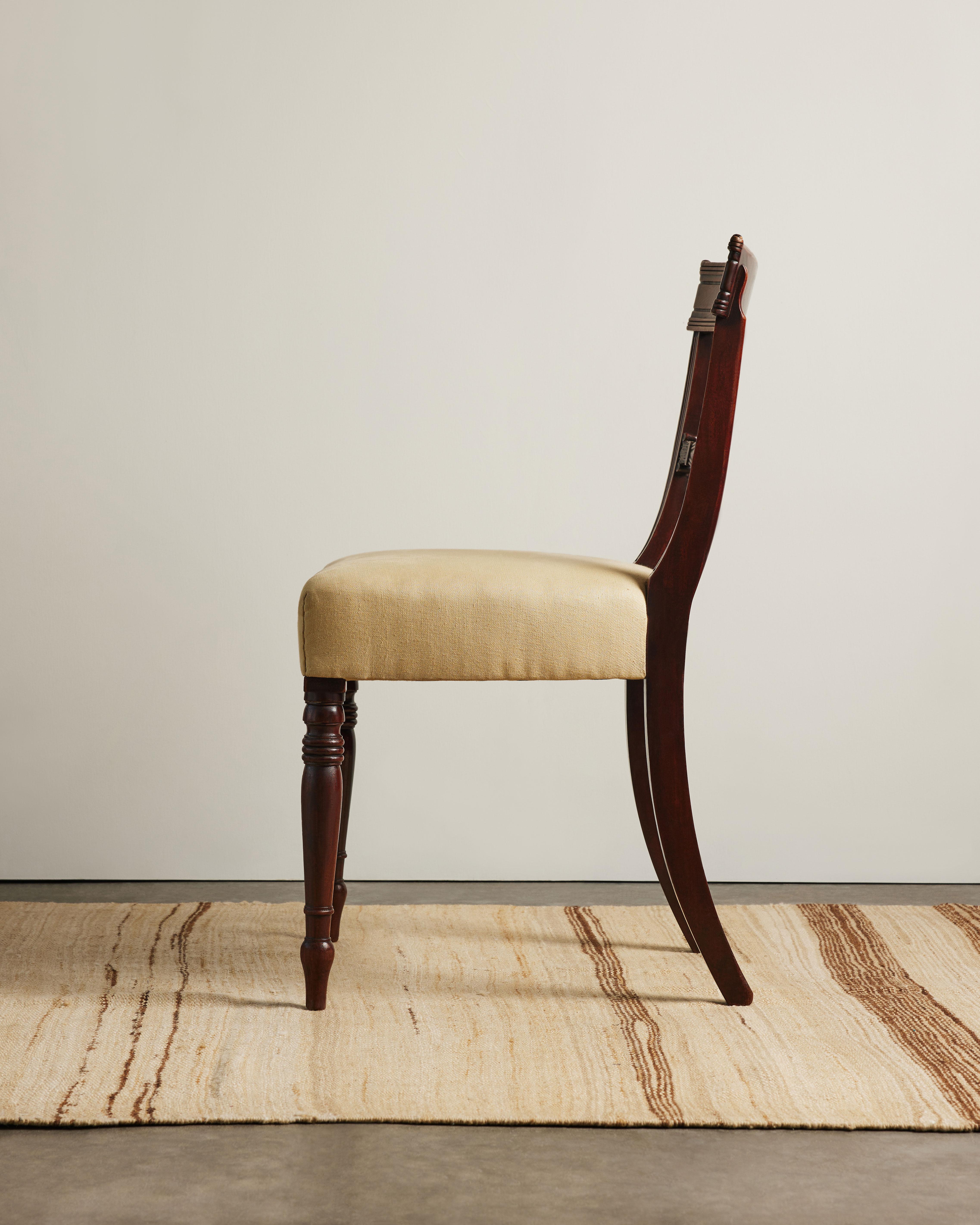 Silla inglesa antigua de madera de frutal tallada, S. XIX siglo XIX en venta