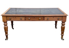 Bureau ancien en bois de fruitier sculpté avec dessus en cuir