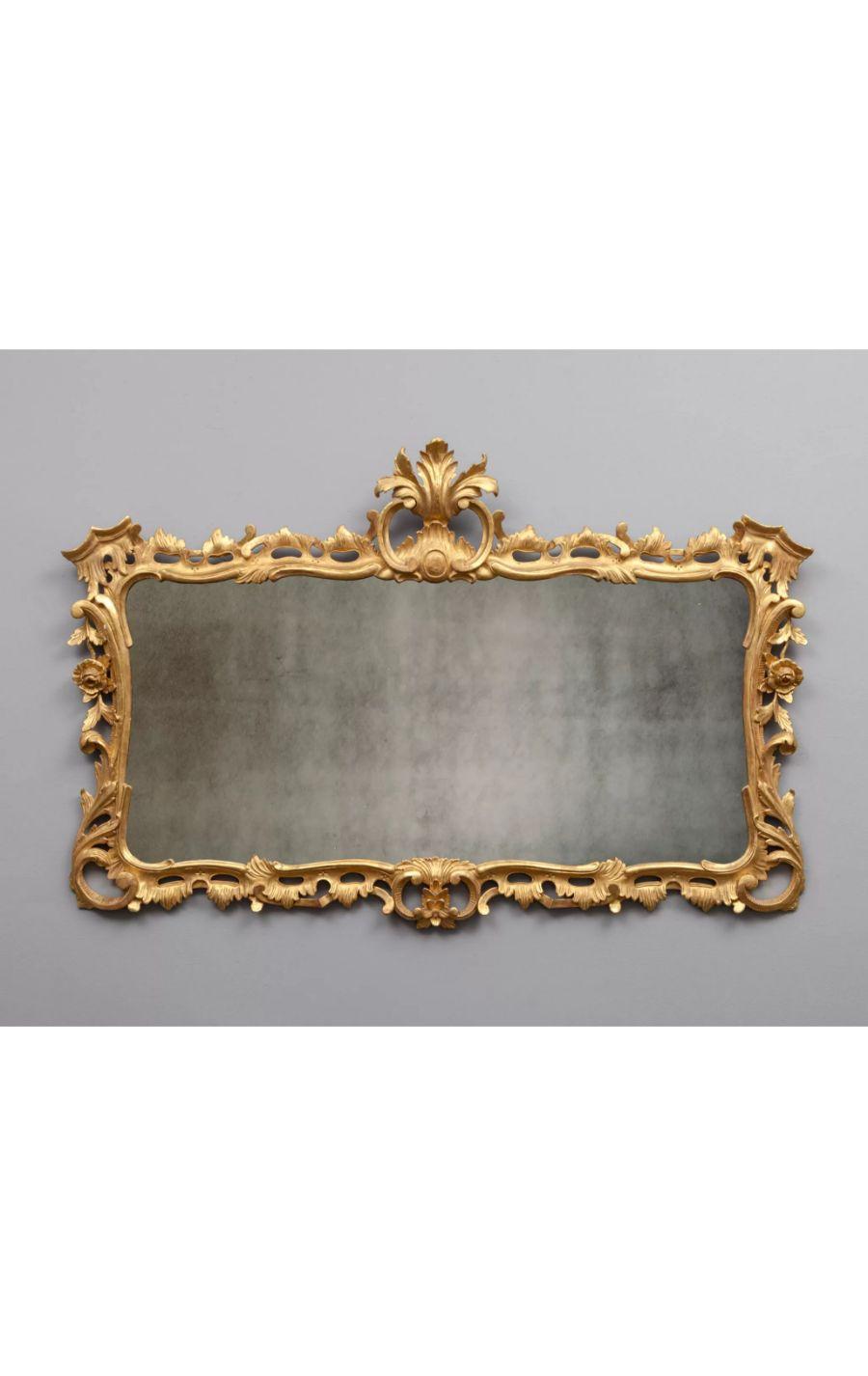 Néo-rococo Antique Mirror en bois doré sculpté dans le style Antique Revival, vers 1860 en vente
