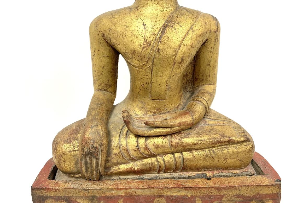 Bouddha ancien sur pied en bois sculpté et doré d'Asie du Sud-Est en vente 2