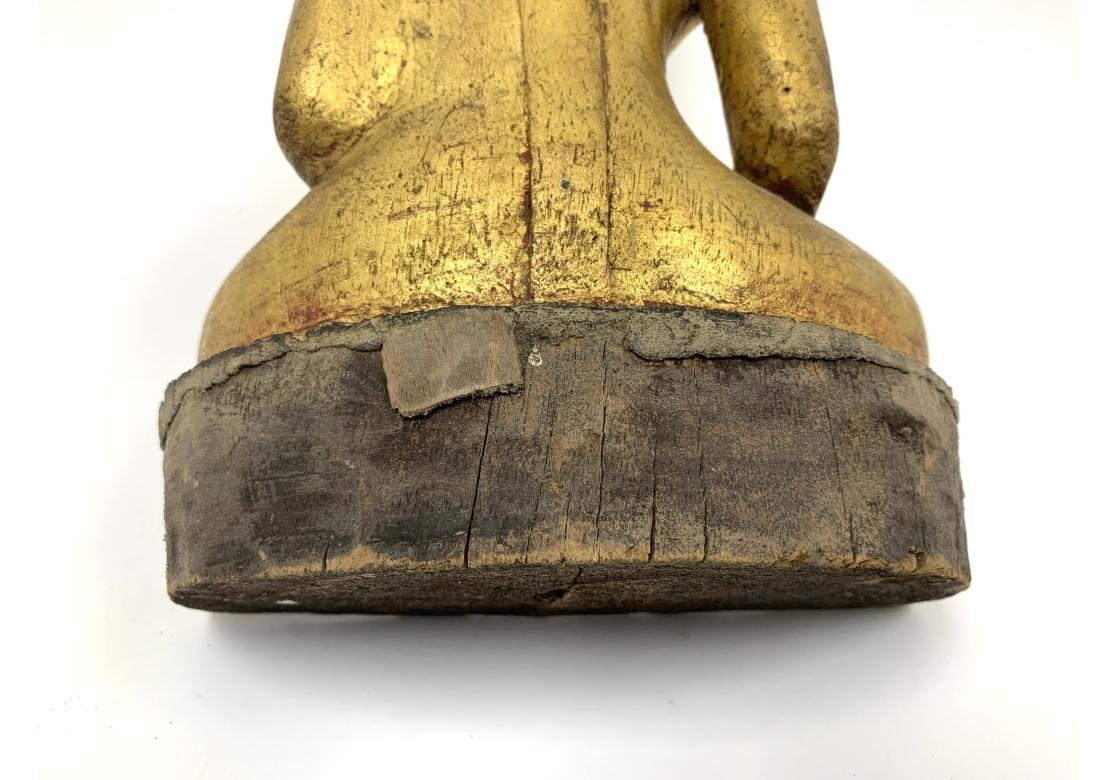 Bouddha ancien sur pied en bois sculpté et doré d'Asie du Sud-Est en vente 3