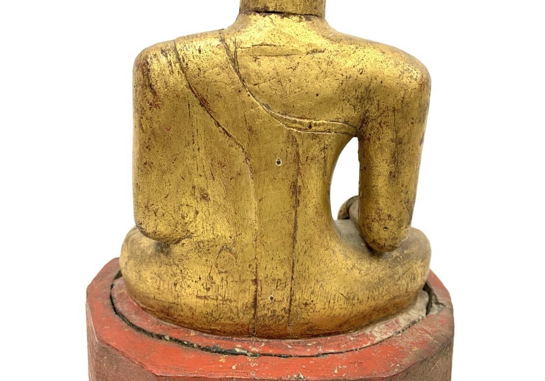 Bouddha ancien sur pied en bois sculpté et doré d'Asie du Sud-Est en vente 4