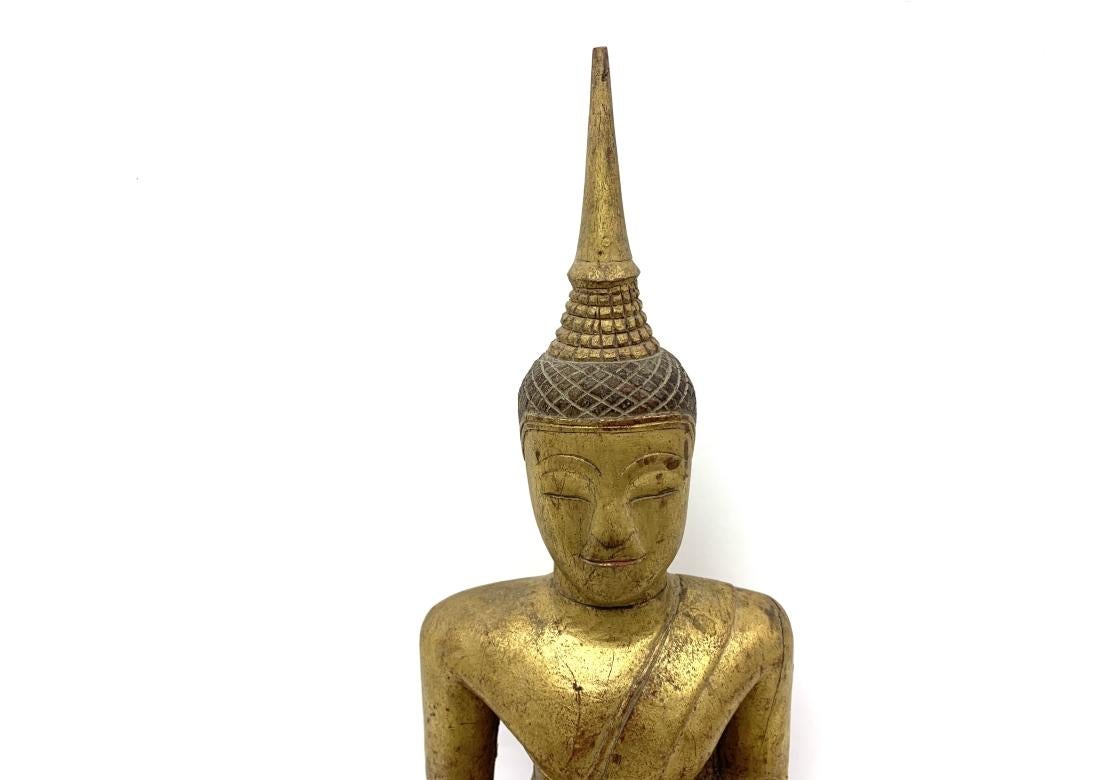 Anglo Raj Bouddha ancien sur pied en bois sculpté et doré d'Asie du Sud-Est en vente