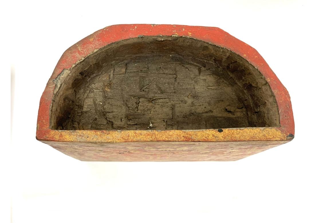 Asiatique Bouddha ancien sur pied en bois sculpté et doré d'Asie du Sud-Est en vente