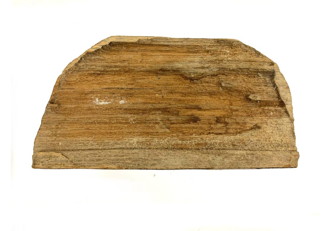 Doré Bouddha ancien sur pied en bois sculpté et doré d'Asie du Sud-Est en vente