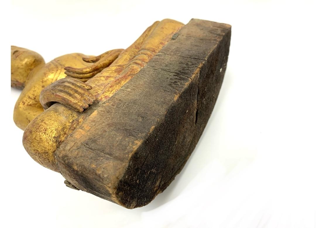 Bouddha ancien sur pied en bois sculpté et doré d'Asie du Sud-Est Abîmé - En vente à Bridgeport, CT