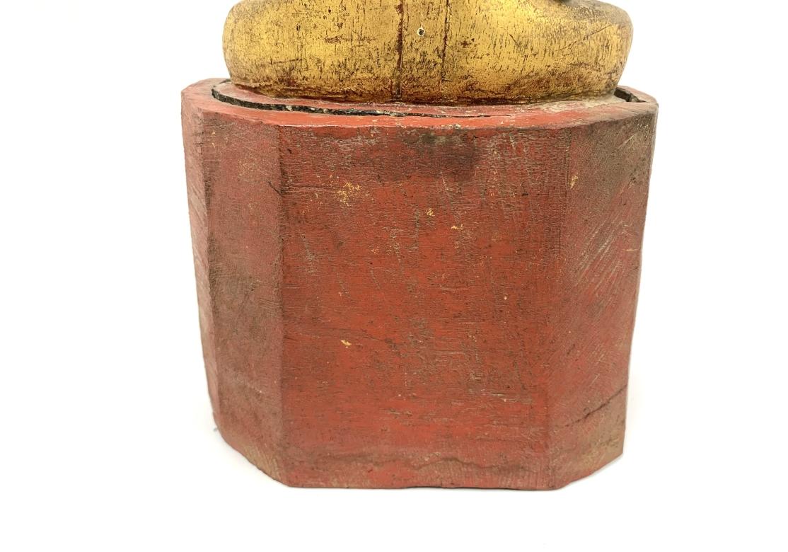 Bois Bouddha ancien sur pied en bois sculpté et doré d'Asie du Sud-Est en vente