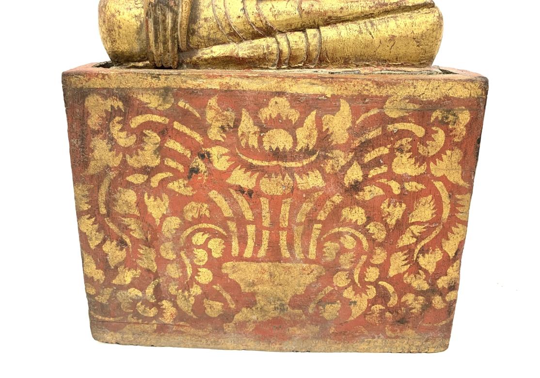 Bouddha ancien sur pied en bois sculpté et doré d'Asie du Sud-Est en vente 1