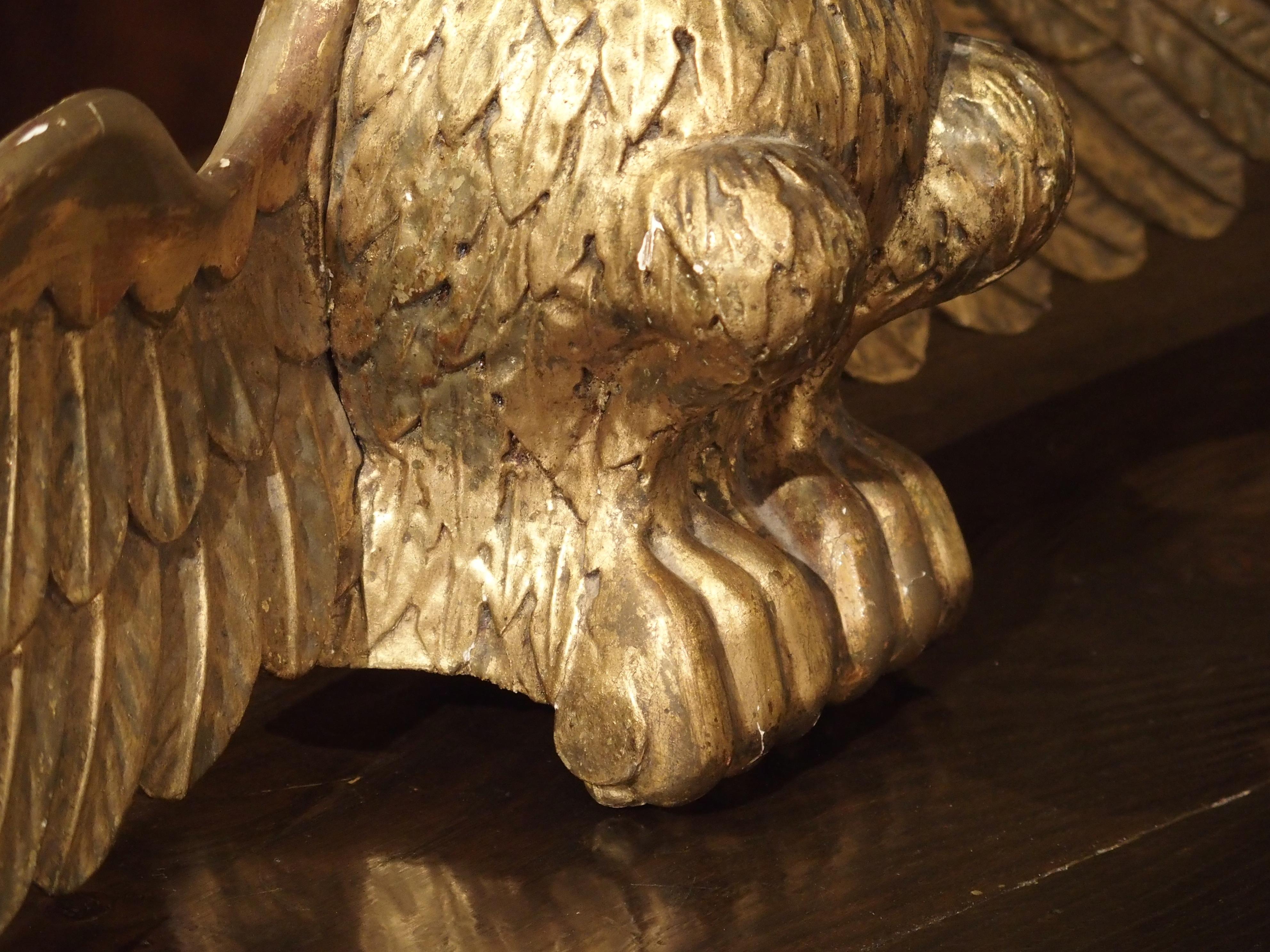 Statue ancienne d'aigle en bois doré sculpté et sculpté en vente 2