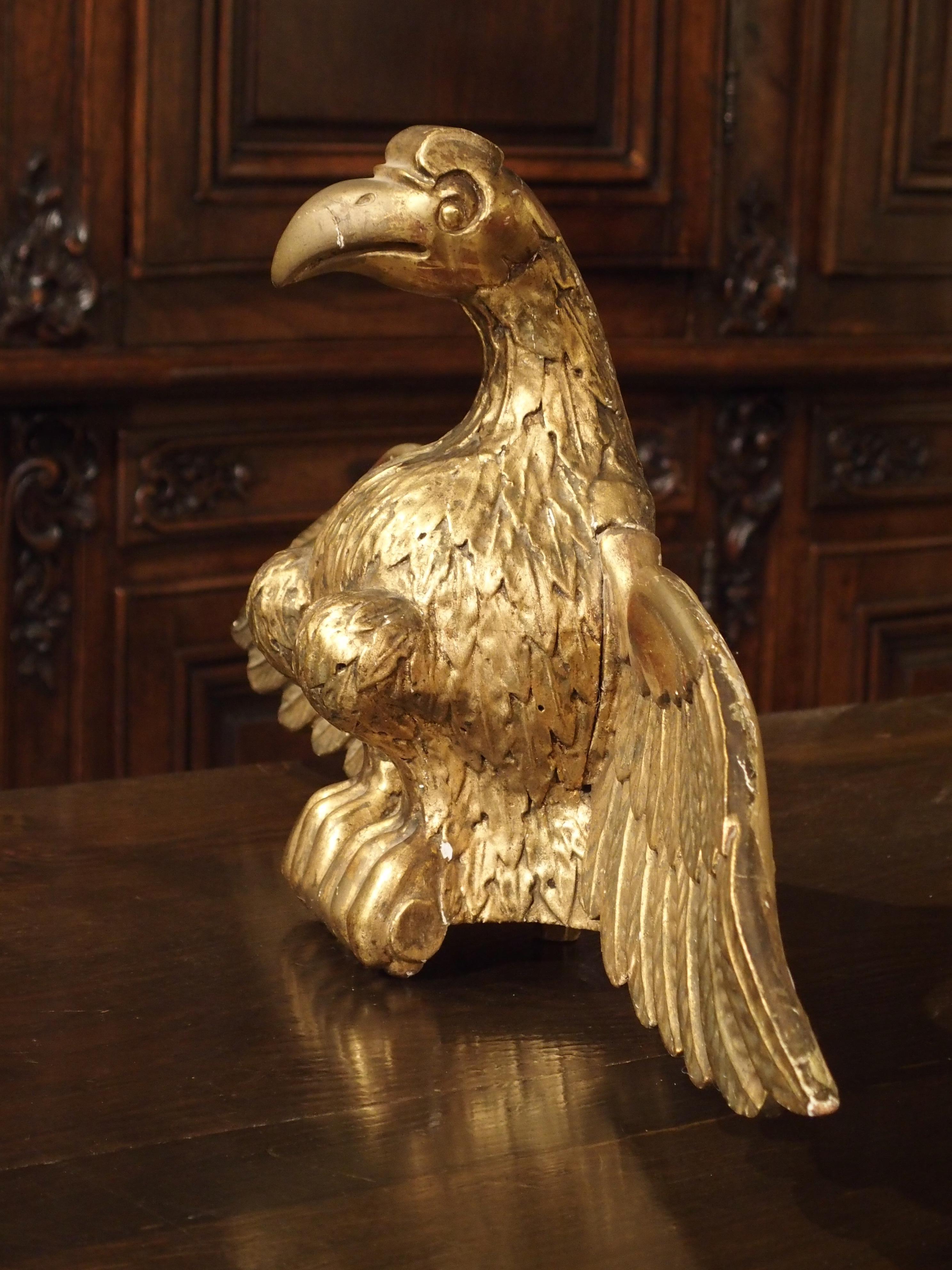 Statue ancienne d'aigle en bois doré sculpté et sculpté en vente 3