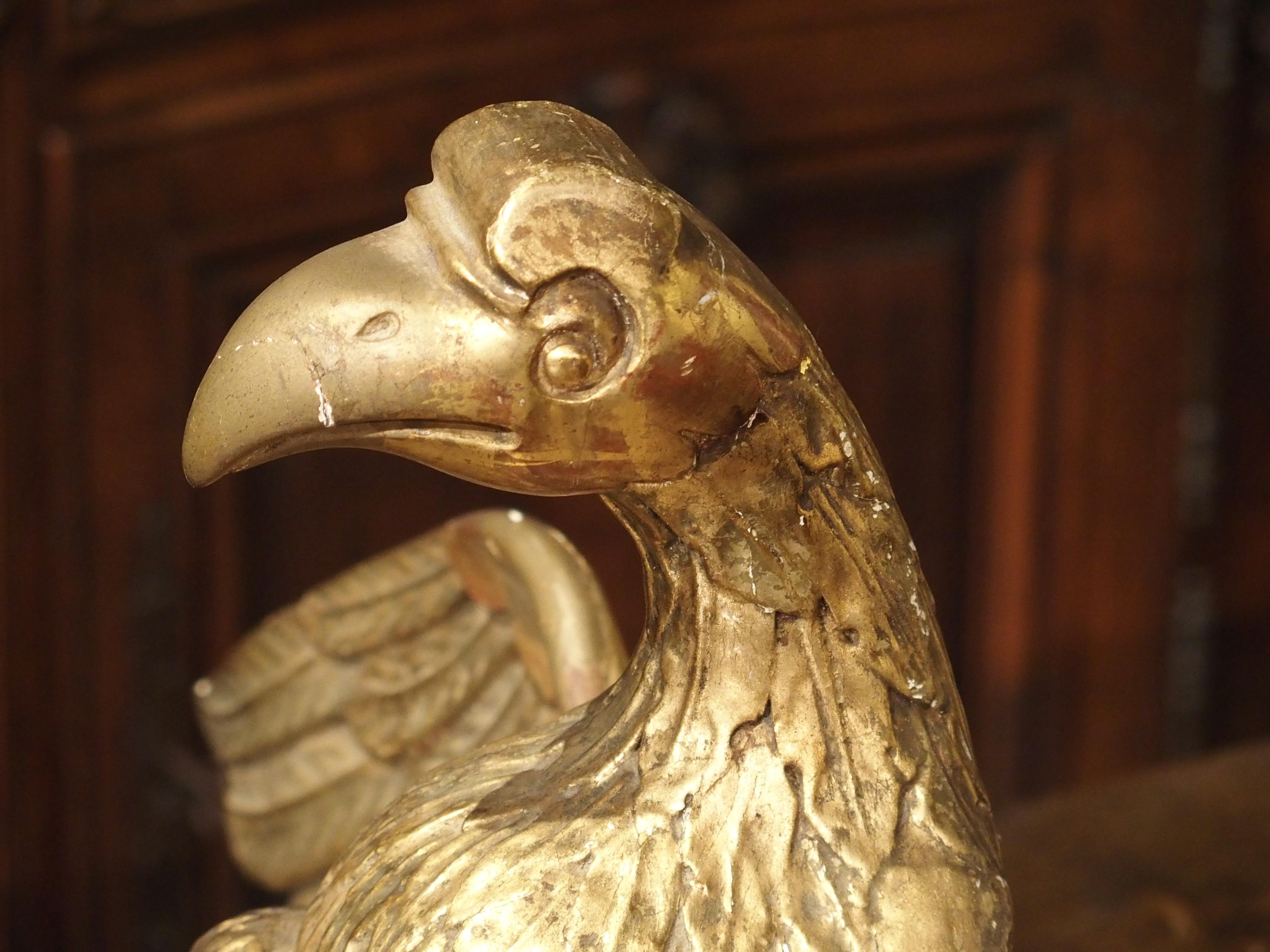 Statue ancienne d'aigle en bois doré sculpté et sculpté en vente 4