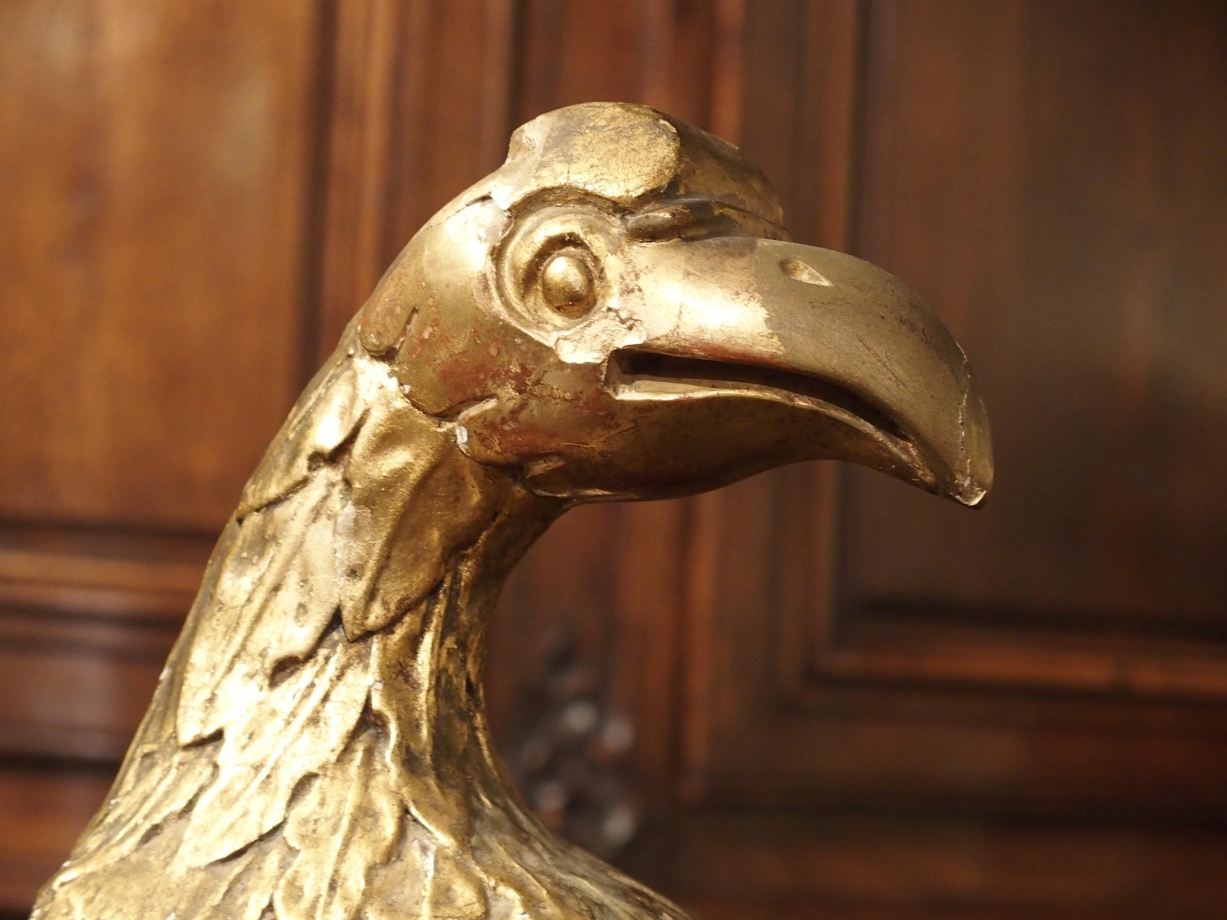 Empire Statue ancienne d'aigle en bois doré sculpté et sculpté en vente