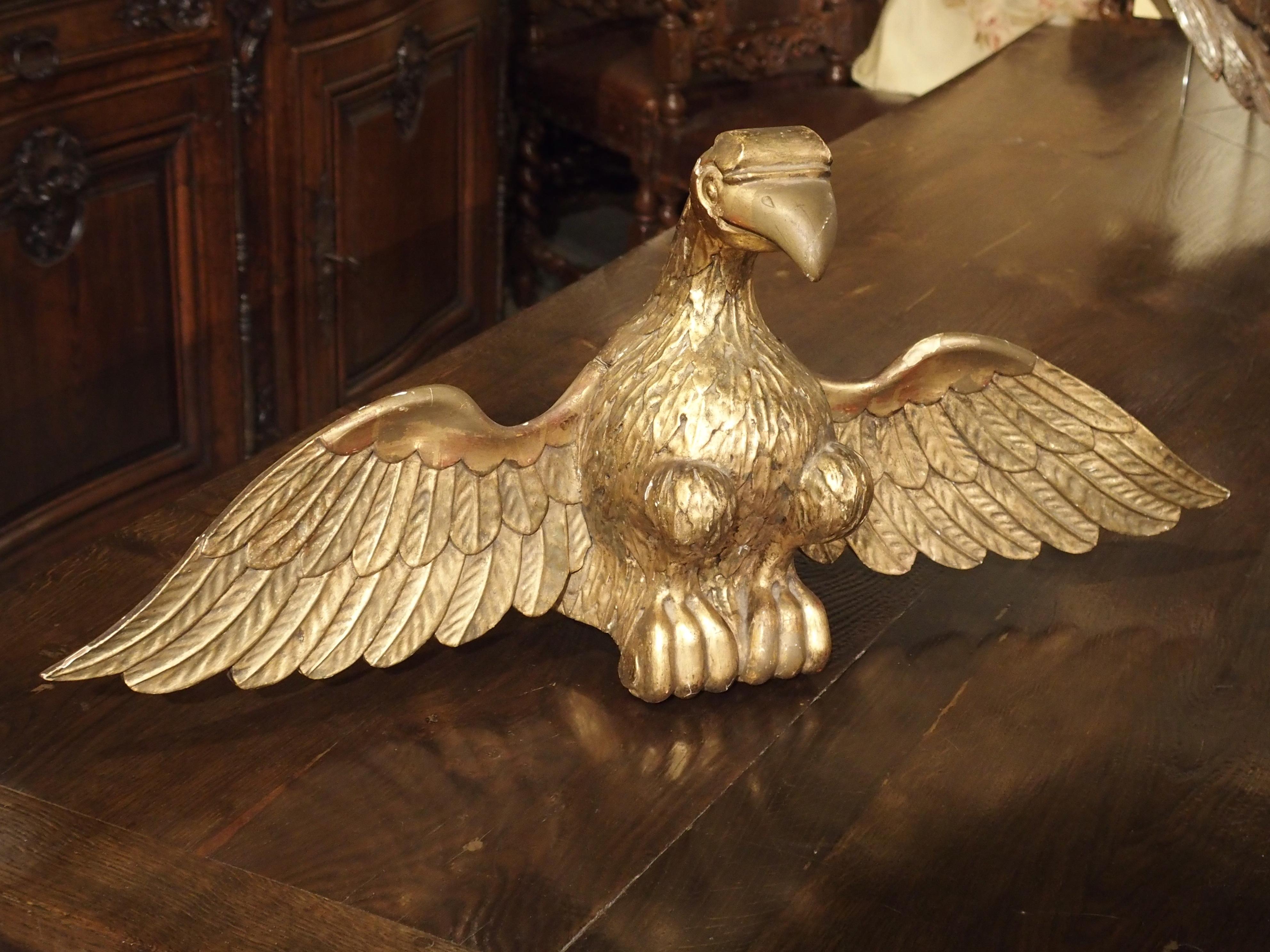 Français Statue ancienne d'aigle en bois doré sculpté et sculpté en vente
