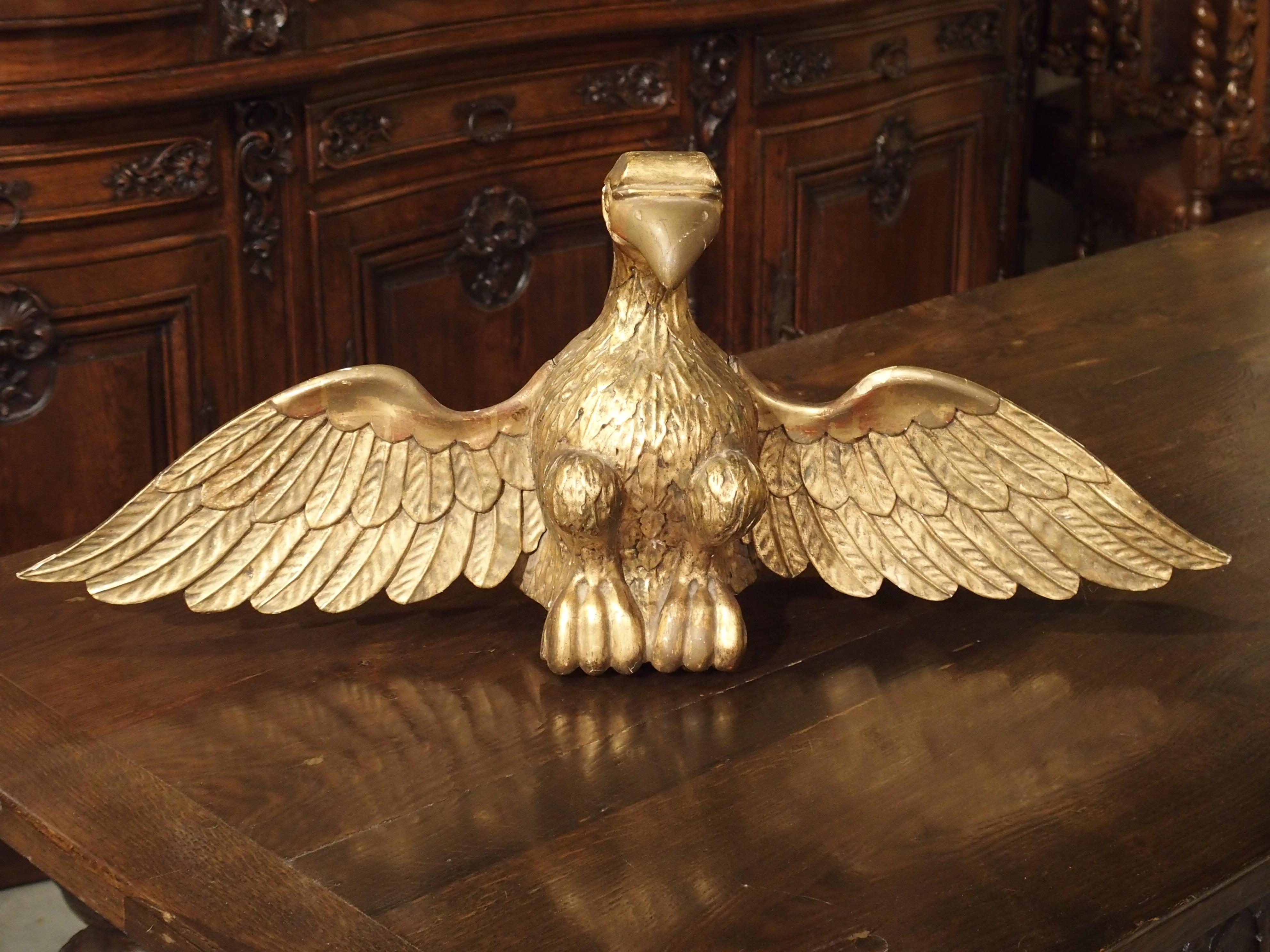 Statue ancienne d'aigle en bois doré sculpté et sculpté Bon état - En vente à Dallas, TX