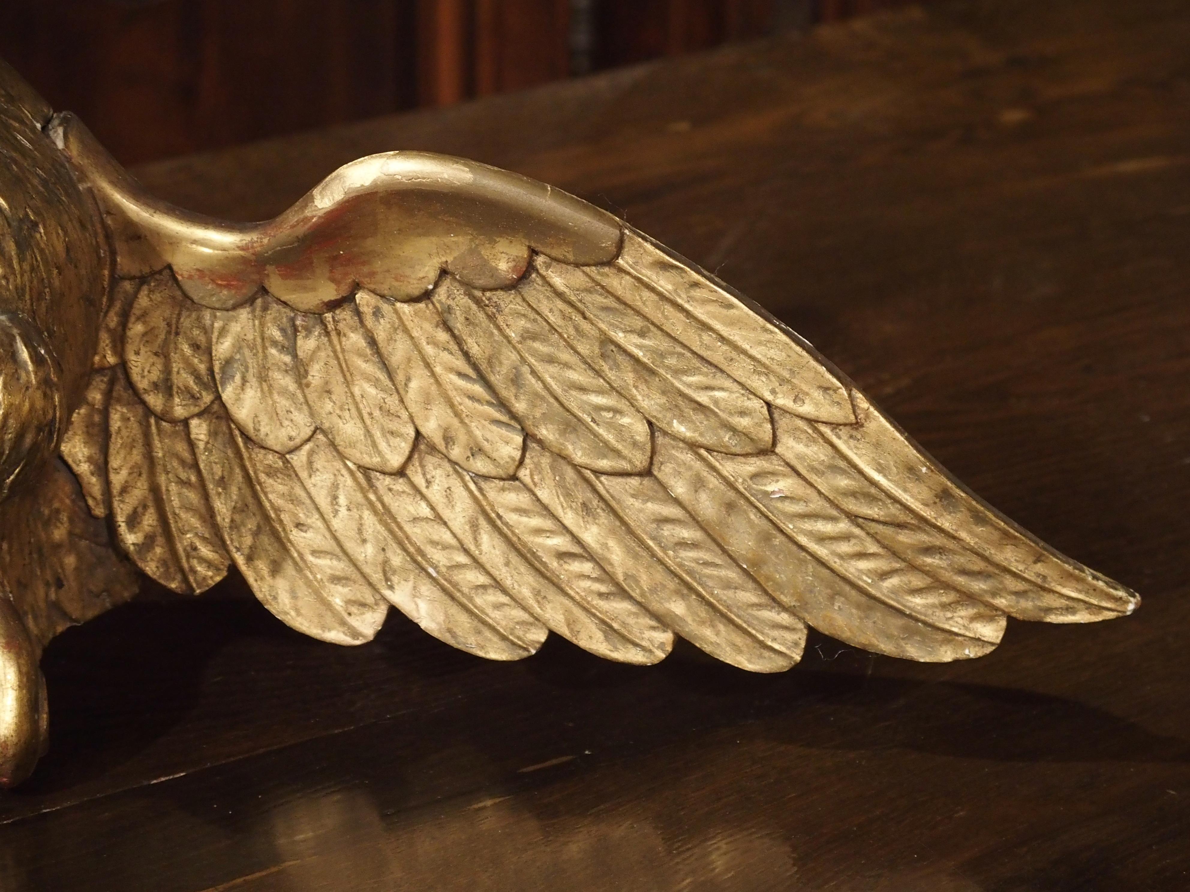Bois doré Statue ancienne d'aigle en bois doré sculpté et sculpté en vente