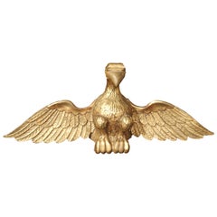 Statua di aquila antica in legno d'orato intagliato