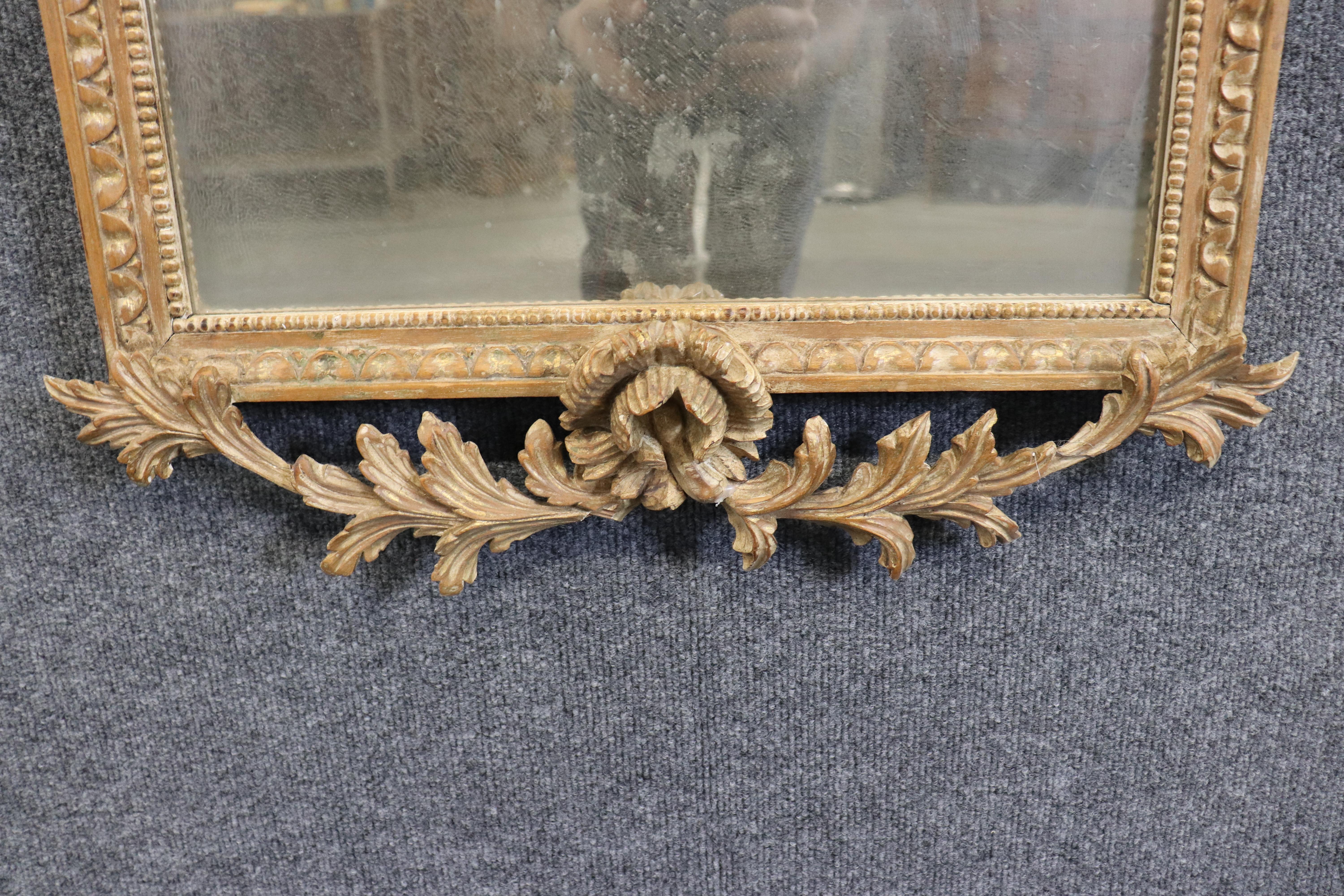 Miroir Louis XV français ancien en bois doré sculpté avec argent patiné au dos en vente 7