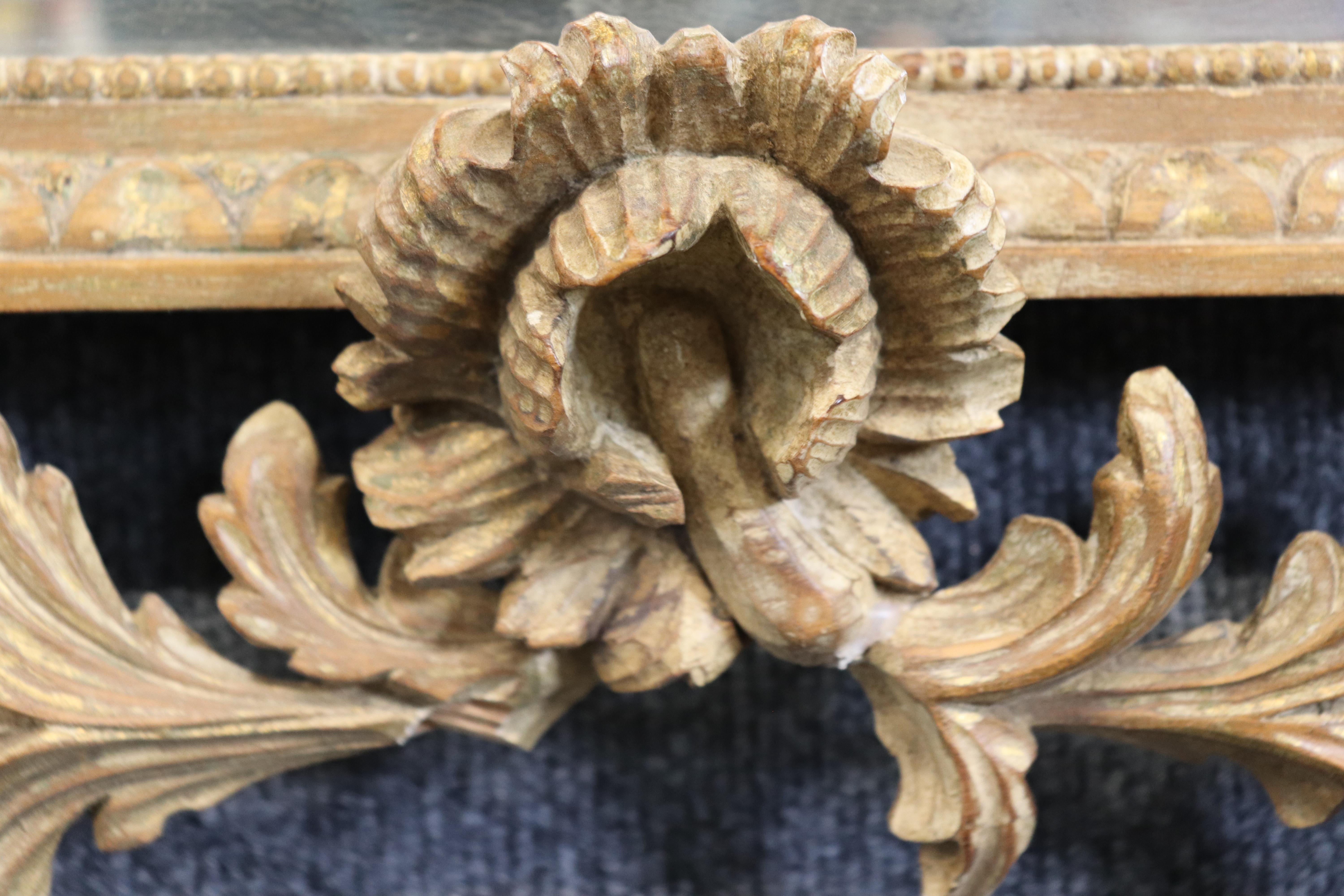 Miroir Louis XV français ancien en bois doré sculpté avec argent patiné au dos en vente 8