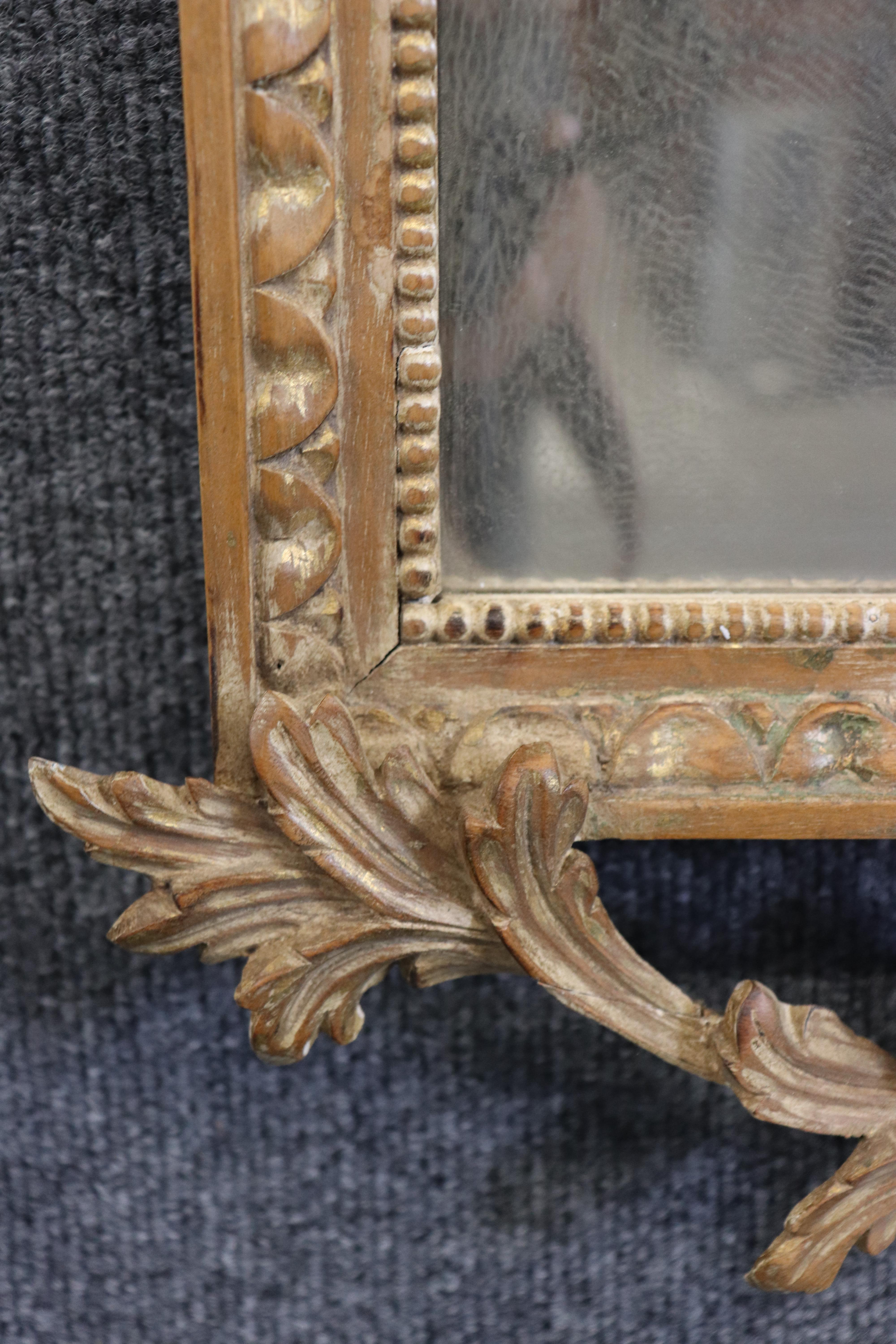 Miroir Louis XV français ancien en bois doré sculpté avec argent patiné au dos en vente 9