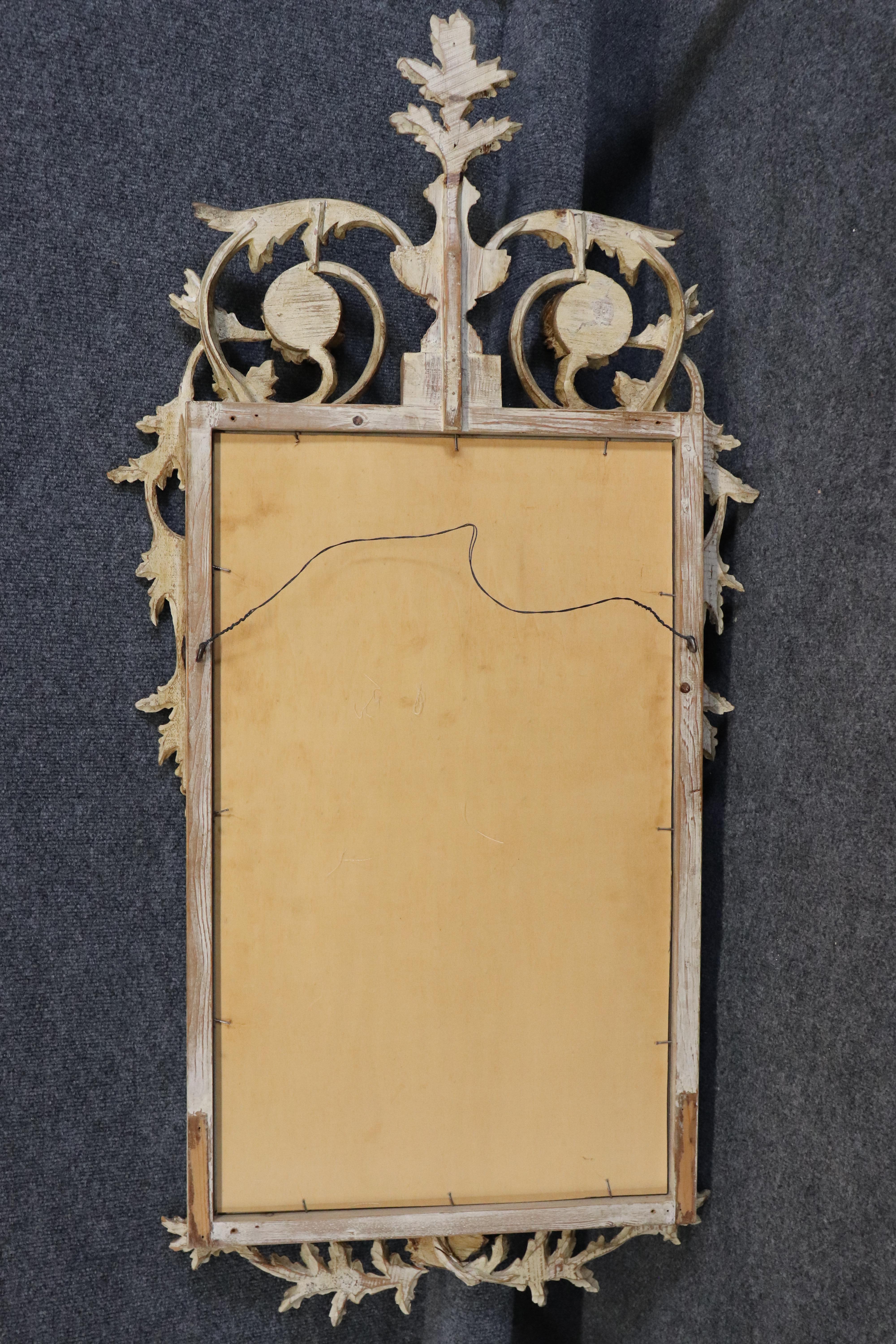 Miroir Louis XV français ancien en bois doré sculpté avec argent patiné au dos en vente 13