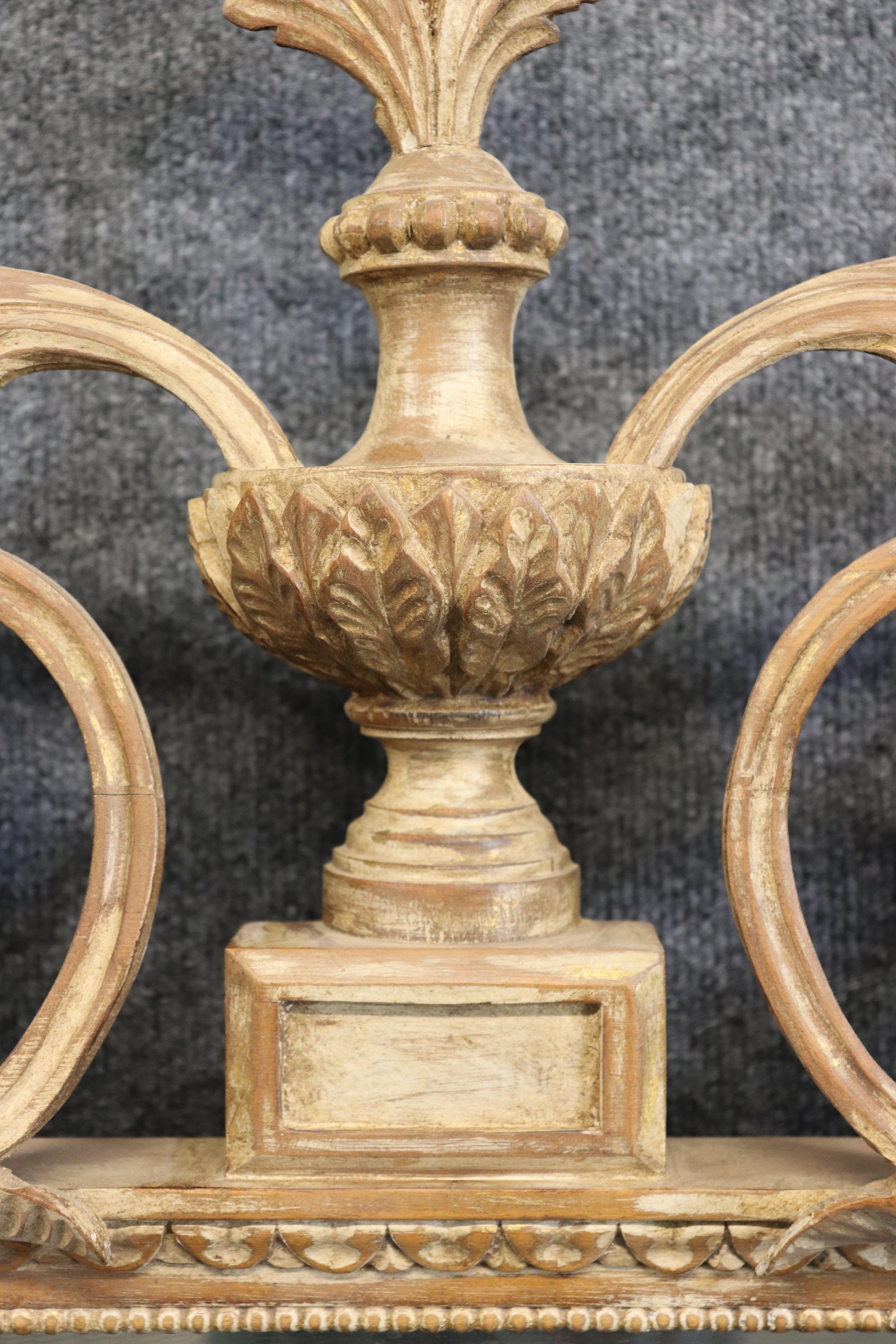 italien Miroir Louis XV français ancien en bois doré sculpté avec argent patiné au dos en vente